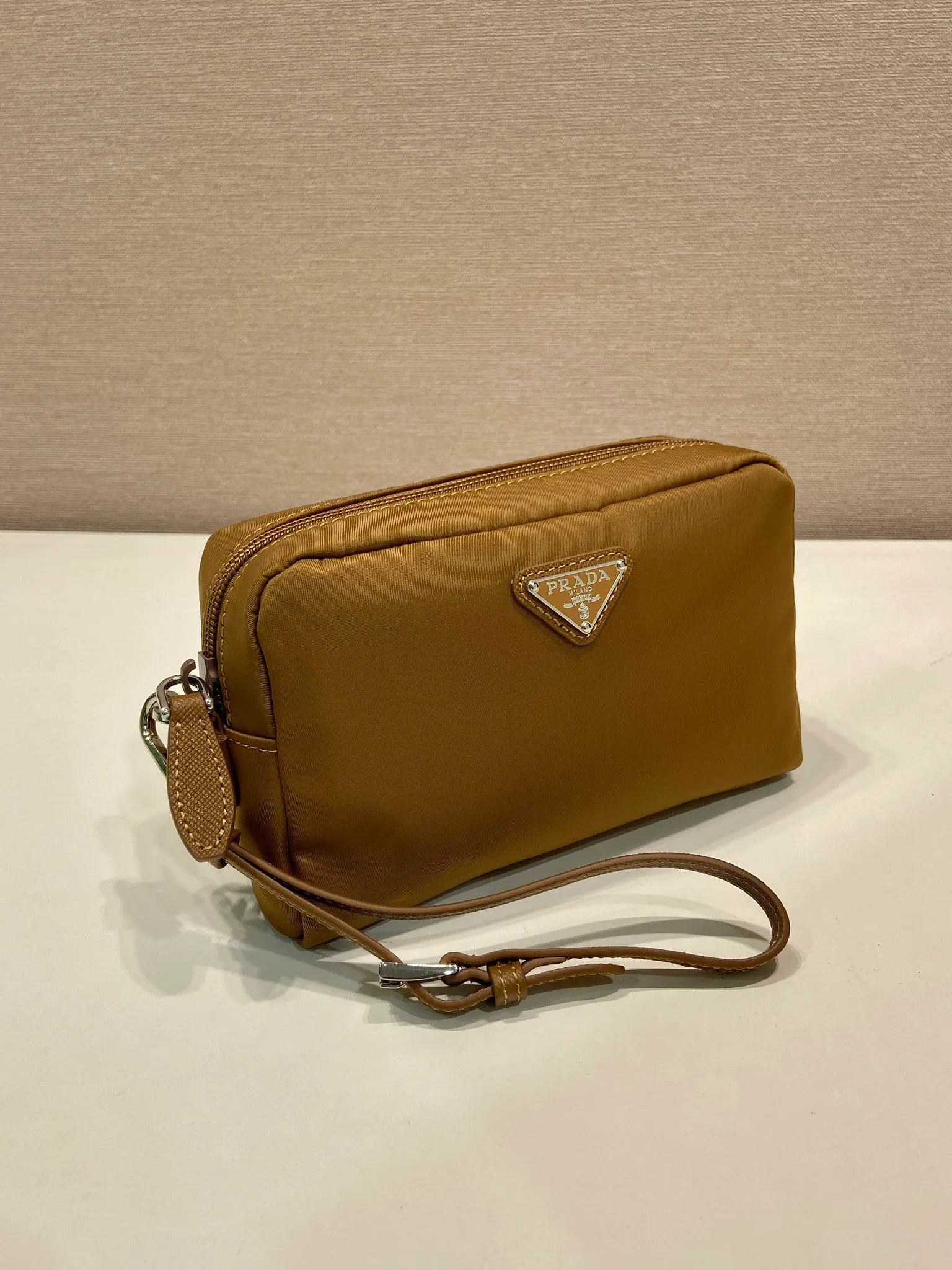 💰520🎉New clutch bag🎉1NS021 large size🎉🎉 This clutch bag is made of imported innovative Re-Nylon recycled nylon fabric. The iconic triangular logo in enameled metal accents the clean lines. The bag opens to reveal a zippered inner pocket. Detachable leather wristband, large capacity, no problem with daily essentials for going out😘😘The large handbag you have been dreaming about has arrived, babies, hurry up and get it🎉🎉 Length 17x Height 11x Bottom 5.5cm🎉🎉🎉😘😘😘