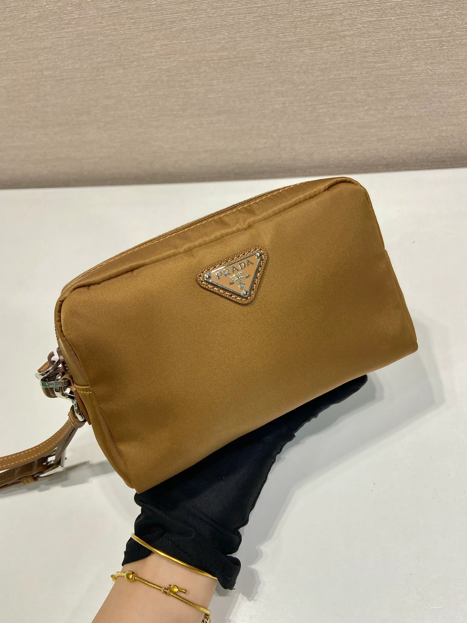 💰520🎉New clutch bag🎉1NS021 large size🎉🎉 This clutch bag is made of imported innovative Re-Nylon recycled nylon fabric. The iconic triangular logo in enameled metal accents the clean lines. The bag opens to reveal a zippered inner pocket. Detachable leather wristband, large capacity, no problem with daily essentials for going out😘😘The large handbag you have been dreaming about has arrived, babies, hurry up and get it🎉🎉 Length 17x Height 11x Bottom 5.5cm🎉🎉🎉😘😘😘
