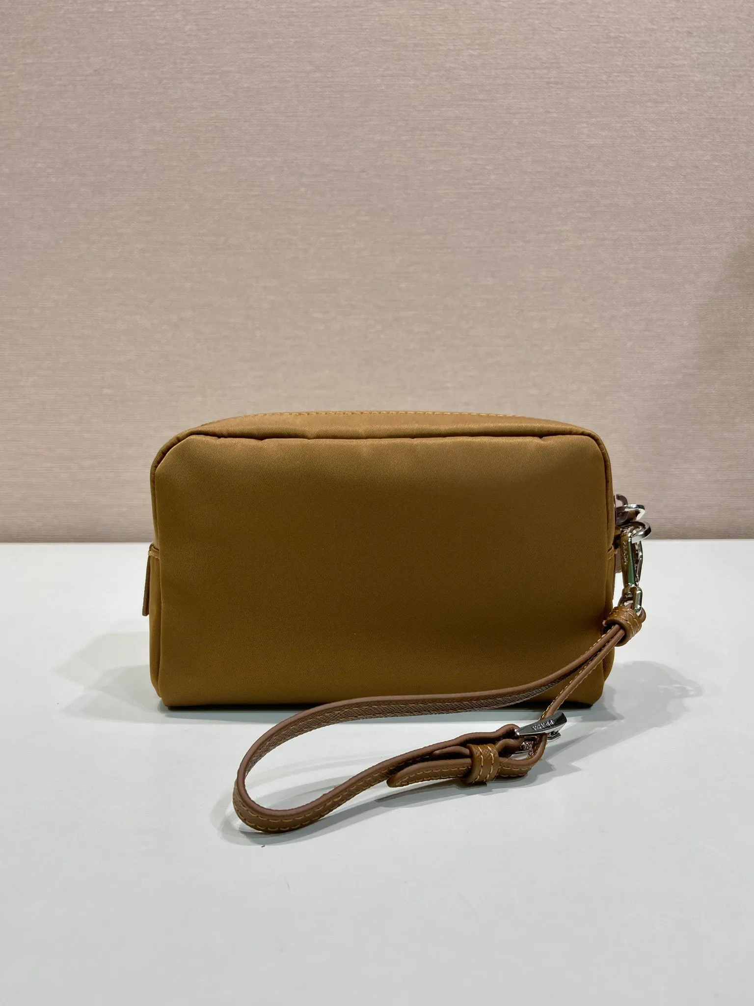💰520🎉New clutch bag🎉1NS021 large size🎉🎉 This clutch bag is made of imported innovative Re-Nylon recycled nylon fabric. The iconic triangular logo in enameled metal accents the clean lines. The bag opens to reveal a zippered inner pocket. Detachable leather wristband, large capacity, no problem with daily essentials for going out😘😘The large handbag you have been dreaming about has arrived, babies, hurry up and get it🎉🎉 Length 17x Height 11x Bottom 5.5cm🎉🎉🎉😘😘😘