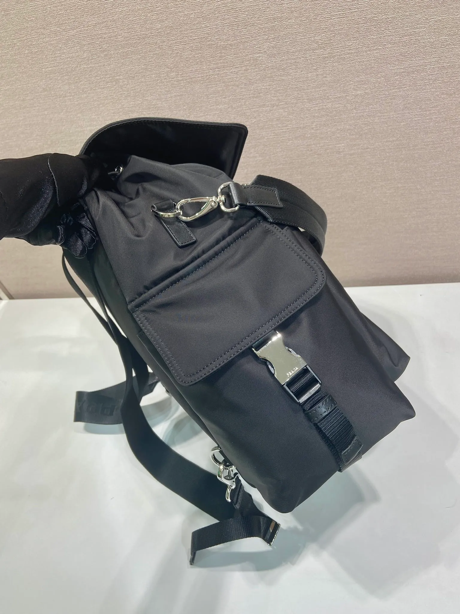 💰1520🎉New Backpack 🎉2VZ118🎉👌 This Explore handbag perfectly combines elegance and functionality, with a multi-pocket silhouette with soft lines. Designed for urban exploration and outdoor adventures, the style features a removable handle for shoulder carry. The combination of regenerated nylon and leather reflects the duality of the design, integrating technical details and sophistication. The bag is designed with a flap and side opening buckle system. It has three external pockets with zippers and a side opening buckle system on the flap. The back pocket is equipped with a magnetic buckle. The interior is equipped with zipper pockets and patch pockets. It has a large capacity and space. It is also a popular style that will never go out of style. Hurry up and get it🎉🎉 Length 39x Height 37x Bottom 20cm