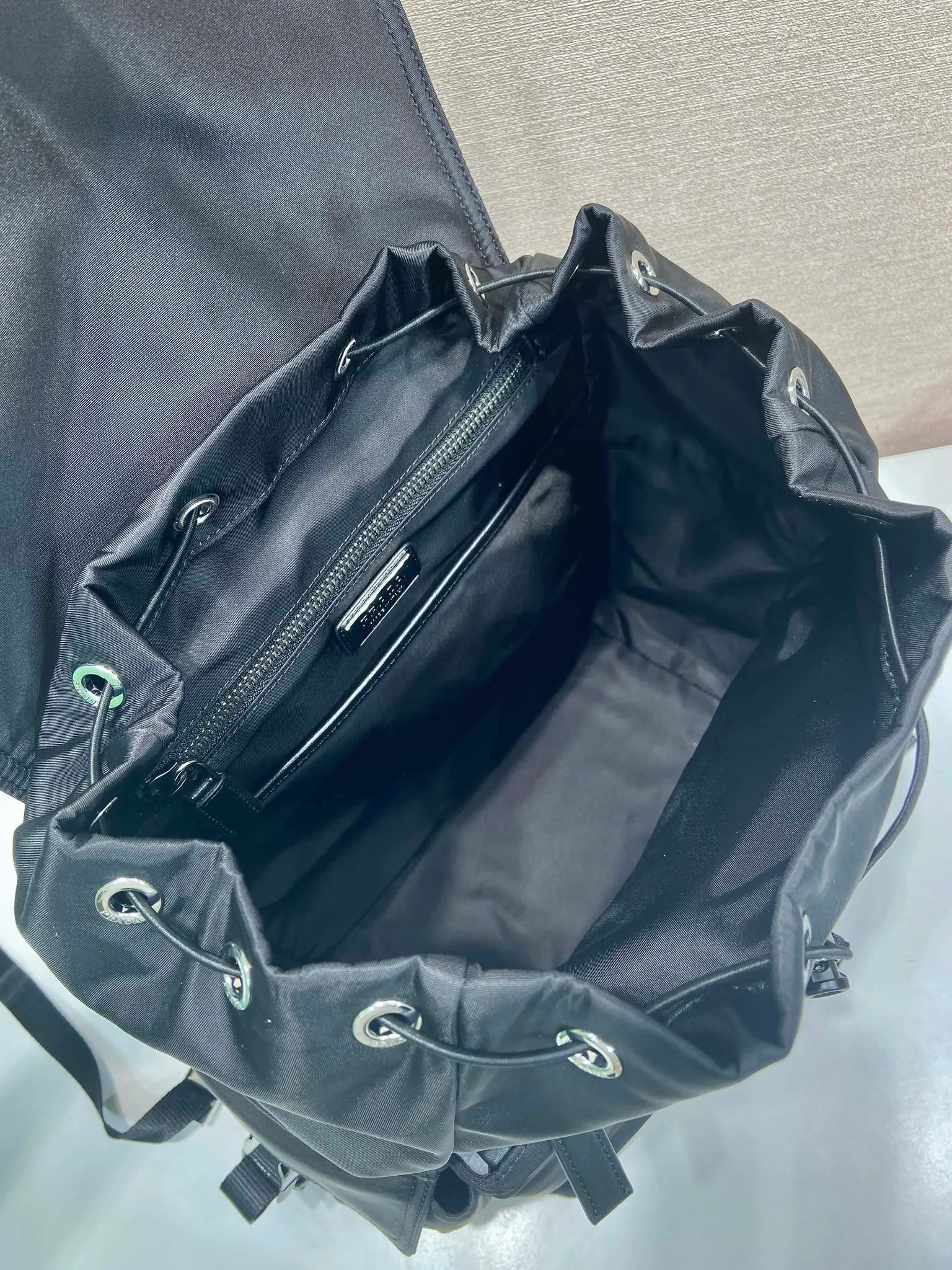 💰1520🎉New Backpack 🎉2VZ118🎉👌 This Explore handbag perfectly combines elegance and functionality, with a multi-pocket silhouette with soft lines. Designed for urban exploration and outdoor adventures, the style features a removable handle for shoulder carry. The combination of regenerated nylon and leather reflects the duality of the design, integrating technical details and sophistication. The bag is designed with a flap and side opening buckle system. It has three external pockets with zippers and a side opening buckle system on the flap. The back pocket is equipped with a magnetic buckle. The interior is equipped with zipper pockets and patch pockets. It has a large capacity and space. It is also a popular style that will never go out of style. Hurry up and get it🎉🎉 Length 39x Height 37x Bottom 20cm