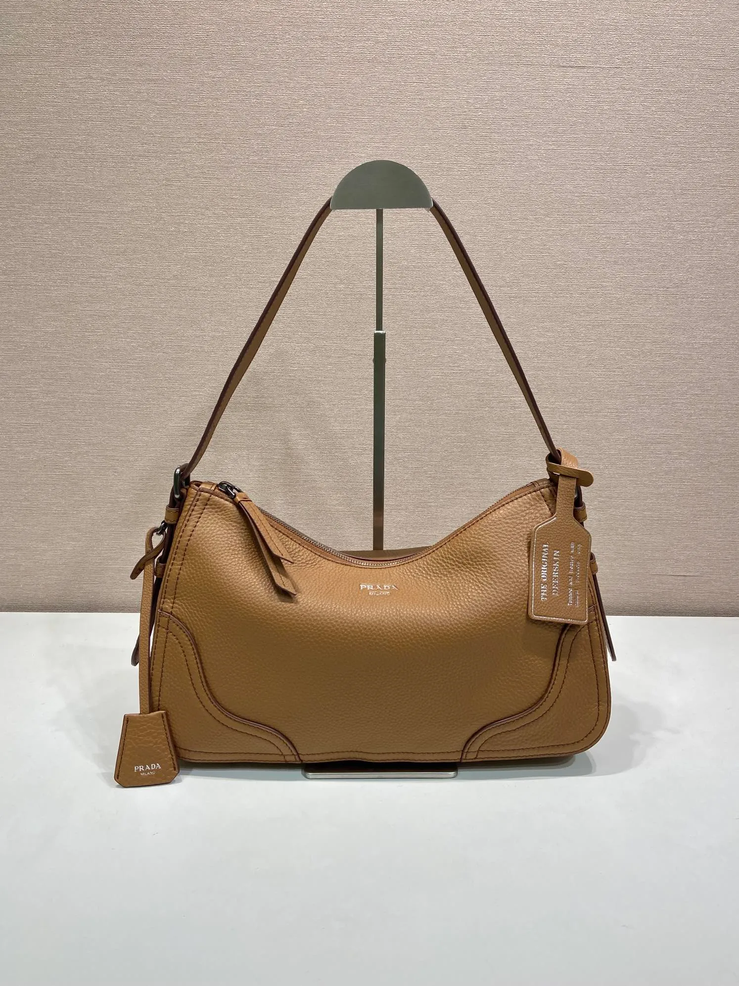💰1760🎉New🎉1BC280🎉🎉 This new interpretation of the iconic Aimée bag celebrates the P family’s heritage with a design reminiscent of a travel theme. The unique hobo silhouette adds a new element, as the leather is richly textured and exhibits fine, irregular textures for a natural and refined effect. Reinforced corners inspired by travel bags highlight the craftsmanship and timeless character of this style. Detachable keychain/hot tag with large capacity and a popular style that will never go out of style🎉🎉Babies, hurry up and get it🎉🎉 Length 36x Height 20x Bottom 11cm🎉🎉💰💰💰