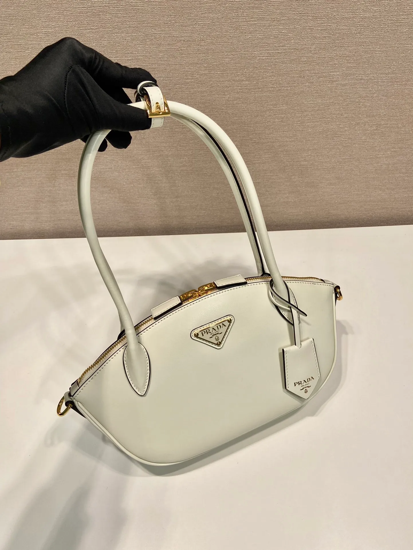 💰1500🎉New style🎉1BA427 handbag🎉🎉 This elegant geometric line handbag is made of imported calfskin, sinuous and gives off a modern atmosphere. The structured bag body is made of leather and is made with exquisite craftsmanship. It is equipped with exquisite details, a detachable leather keychain, simple and elegant. Baby, hurry up and get it🎉🎉 Length 26x Height 17x Bottom 9cm🎉🎉🎉👏👏👏