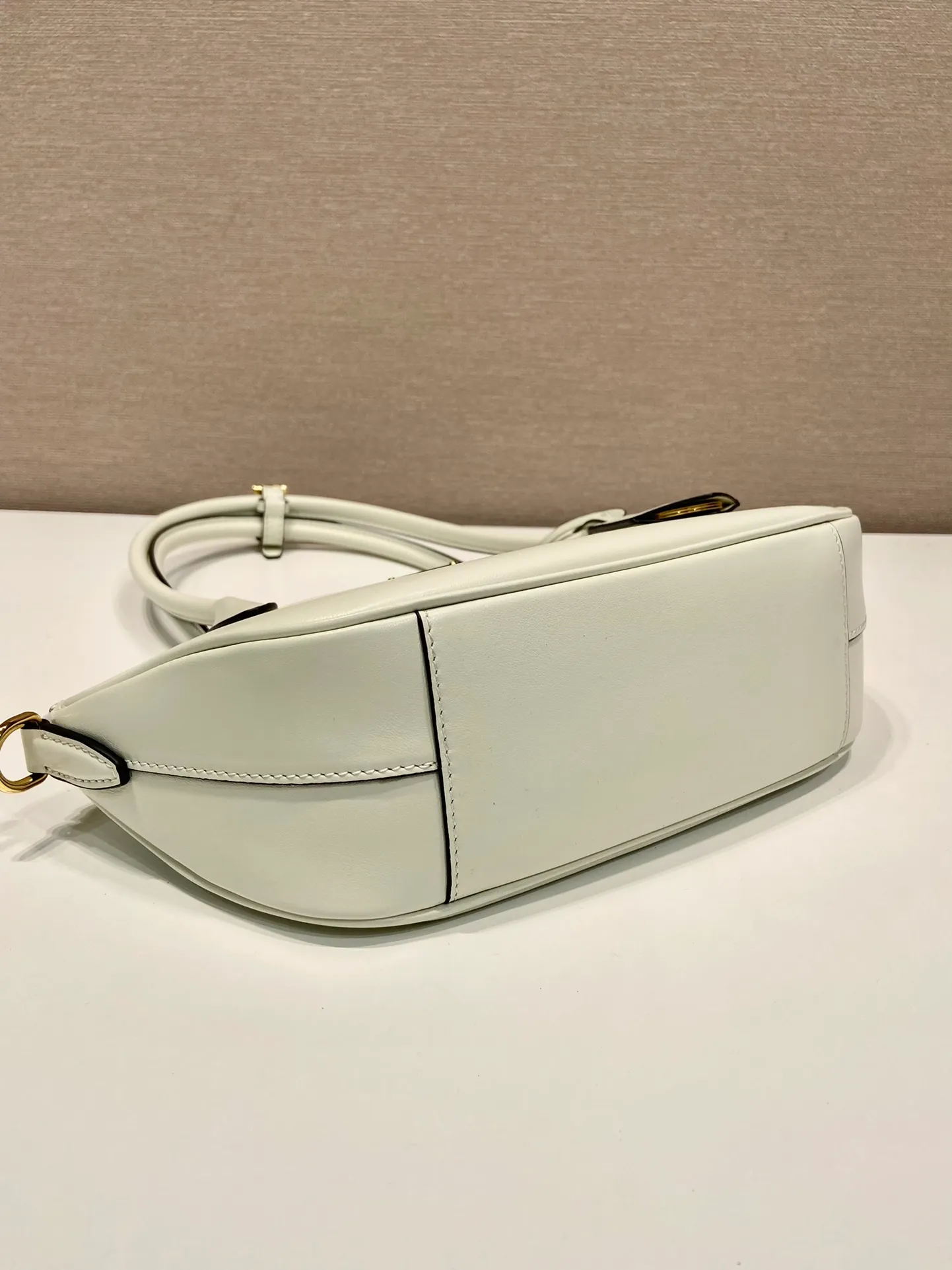 💰1500🎉New style🎉1BA427 handbag🎉🎉 This elegant geometric line handbag is made of imported calfskin, sinuous and gives off a modern atmosphere. The structured bag body is made of leather and is made with exquisite craftsmanship. It is equipped with exquisite details, a detachable leather keychain, simple and elegant. Baby, hurry up and get it🎉🎉 Length 26x Height 17x Bottom 9cm🎉🎉🎉👏👏👏