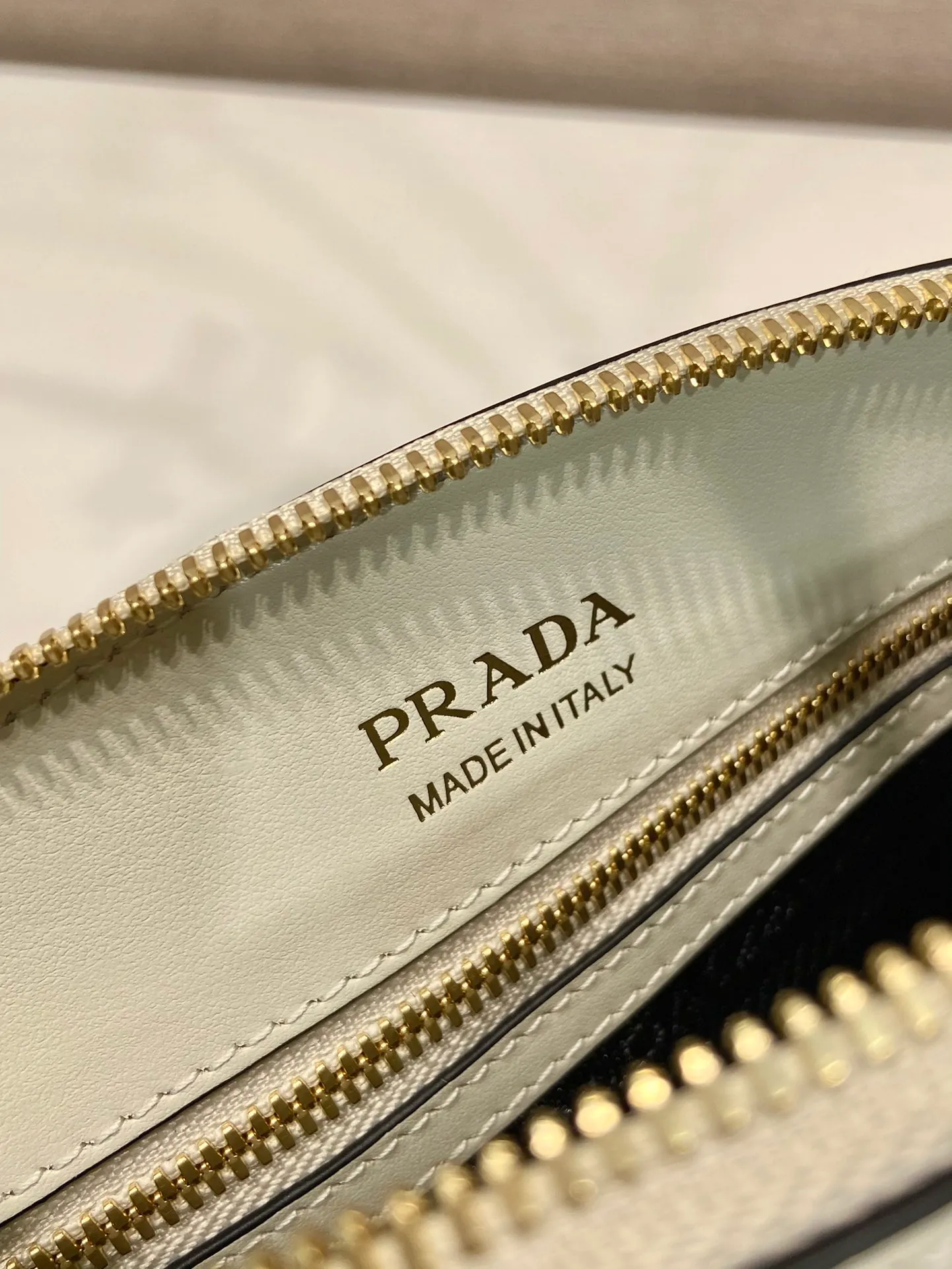 💰1500🎉New style🎉1BA427 handbag🎉🎉 This elegant geometric line handbag is made of imported calfskin, sinuous and gives off a modern atmosphere. The structured bag body is made of leather and is made with exquisite craftsmanship. It is equipped with exquisite details, a detachable leather keychain, simple and elegant. Baby, hurry up and get it🎉🎉 Length 26x Height 17x Bottom 9cm🎉🎉🎉👏👏👏