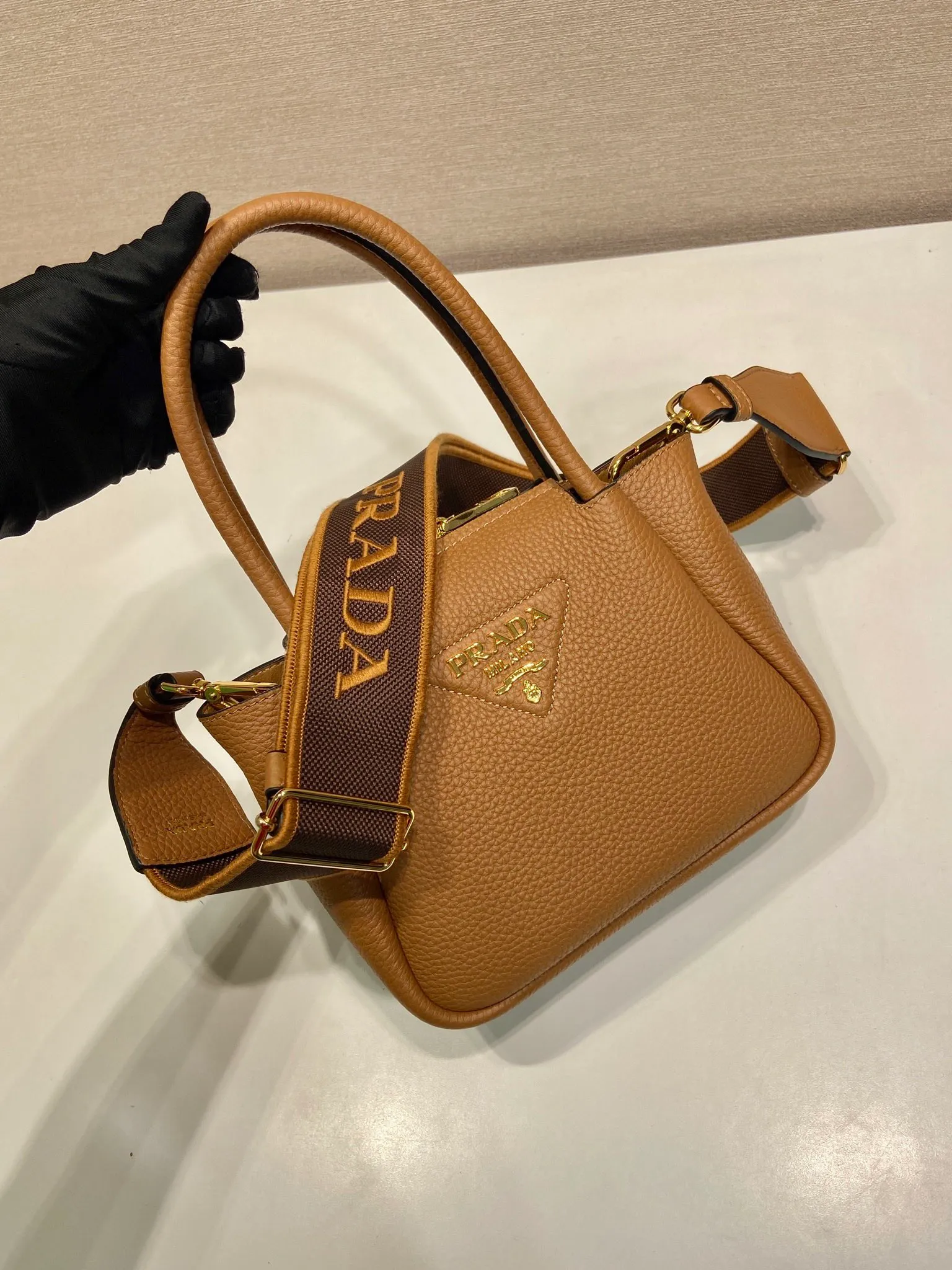 💰1760🎉New arrival🎉1BA362 mini size🎉🎉 This contemporary fine leather handbag displays natural texture and is designed with reverse stitching to create a soft and round shape. It is small in size and can be carried by hand. It is equipped with 2 interchangeable long shoulder straps, making it versatile and elegant. The upper body effect is nice and cute😘, babies, hurry up and get it🎉🎉 Length 19.5x height 18x ​​bottom 9cm🎉🎉🎉💰💰💰