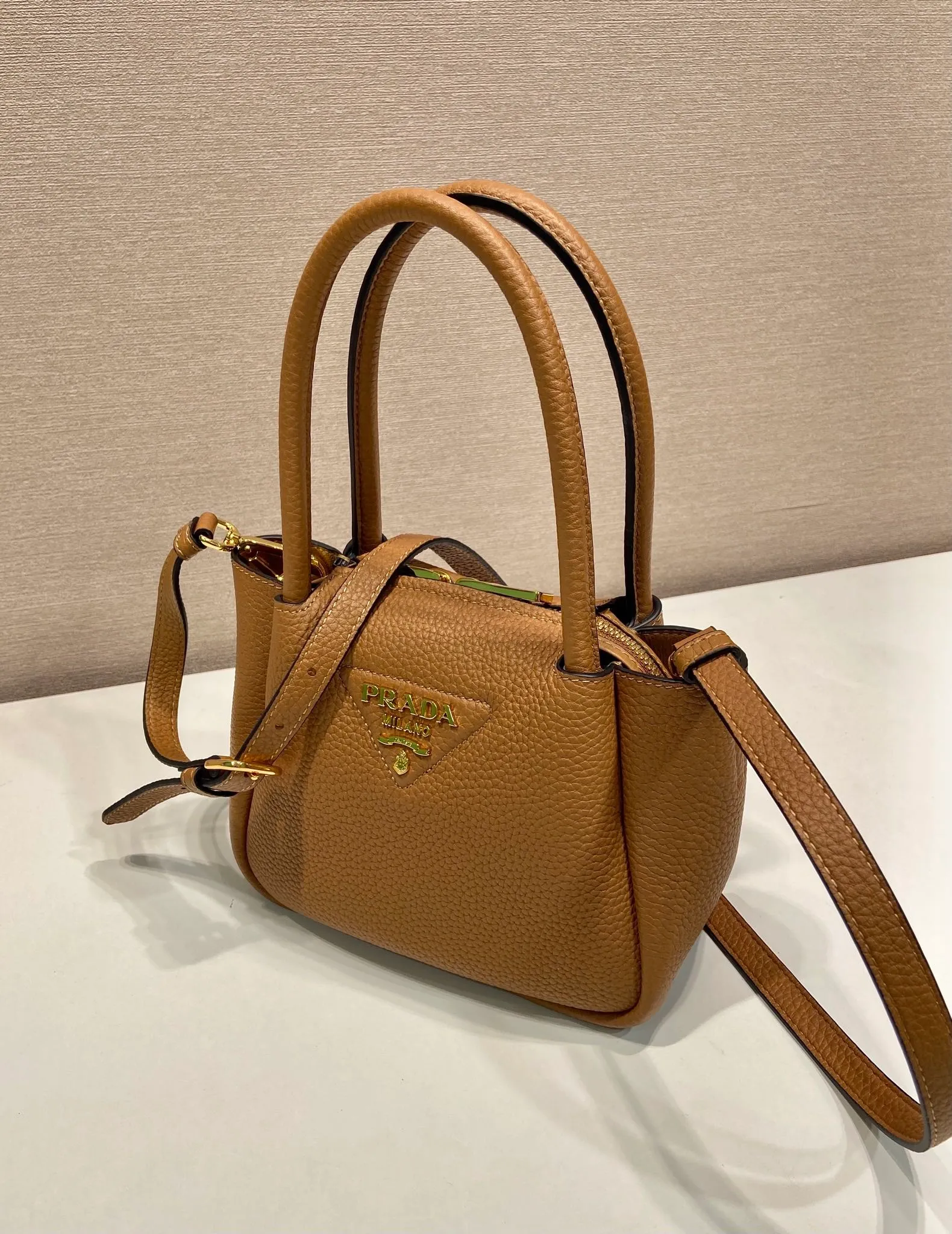 💰1760🎉New arrival🎉1BA362 mini size🎉🎉 This contemporary fine leather handbag displays natural texture and is designed with reverse stitching to create a soft and round shape. It is small in size and can be carried by hand. It is equipped with 2 interchangeable long shoulder straps, making it versatile and elegant. The upper body effect is nice and cute😘, babies, hurry up and get it🎉🎉 Length 19.5x height 18x ​​bottom 9cm🎉🎉🎉💰💰💰