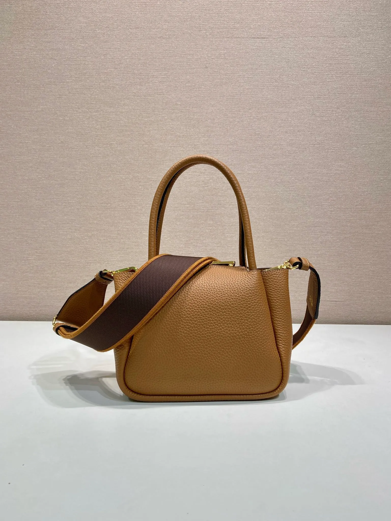 💰1760🎉New arrival🎉1BA362 mini size🎉🎉 This contemporary fine leather handbag displays natural texture and is designed with reverse stitching to create a soft and round shape. It is small in size and can be carried by hand. It is equipped with 2 interchangeable long shoulder straps, making it versatile and elegant. The upper body effect is nice and cute😘, babies, hurry up and get it🎉🎉 Length 19.5x height 18x ​​bottom 9cm🎉🎉🎉💰💰💰