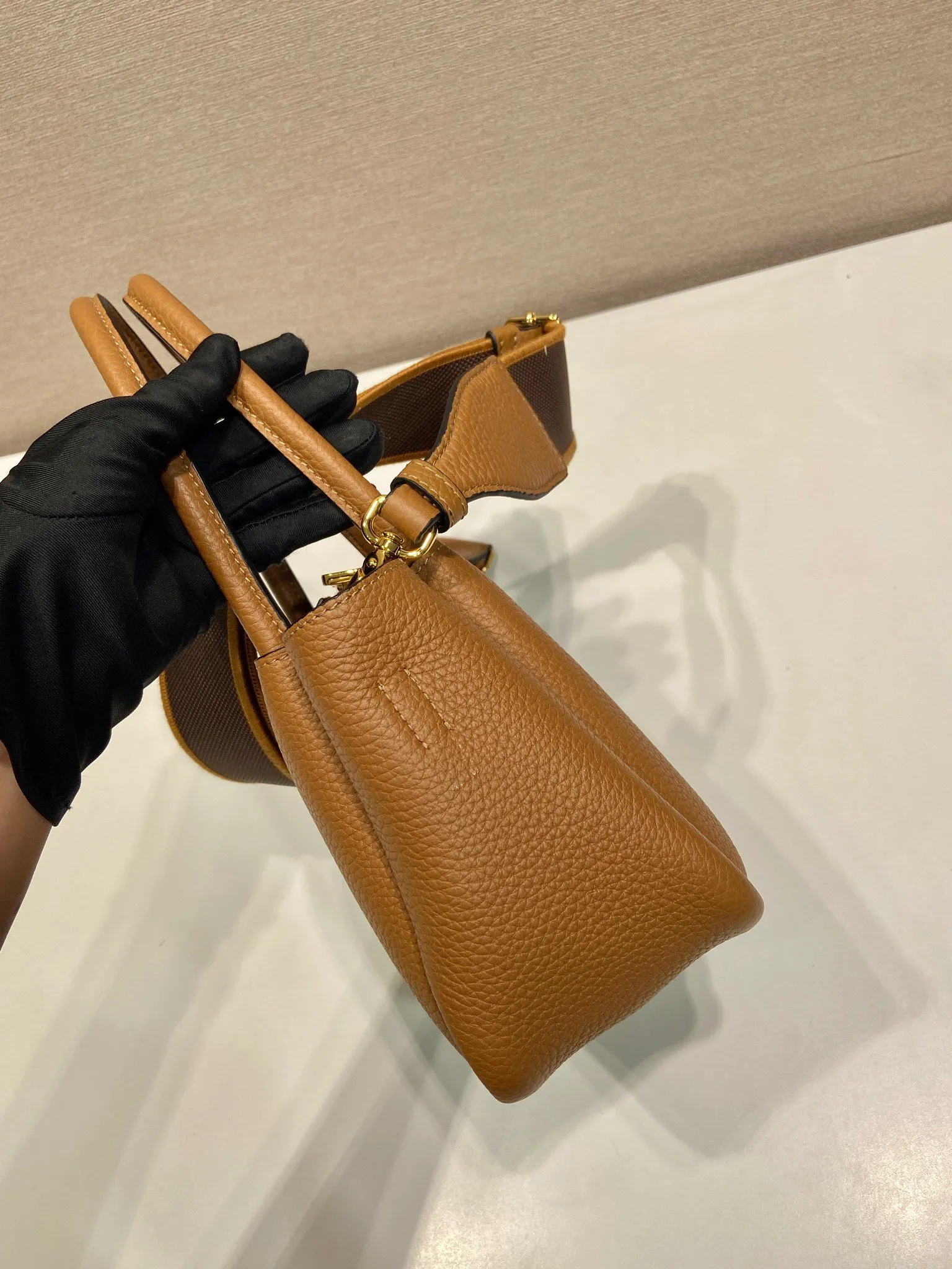 💰1760🎉New arrival🎉1BA362 mini size🎉🎉 This contemporary fine leather handbag displays natural texture and is designed with reverse stitching to create a soft and round shape. It is small in size and can be carried by hand. It is equipped with 2 interchangeable long shoulder straps, making it versatile and elegant. The upper body effect is nice and cute😘, babies, hurry up and get it🎉🎉 Length 19.5x height 18x ​​bottom 9cm🎉🎉🎉💰💰💰