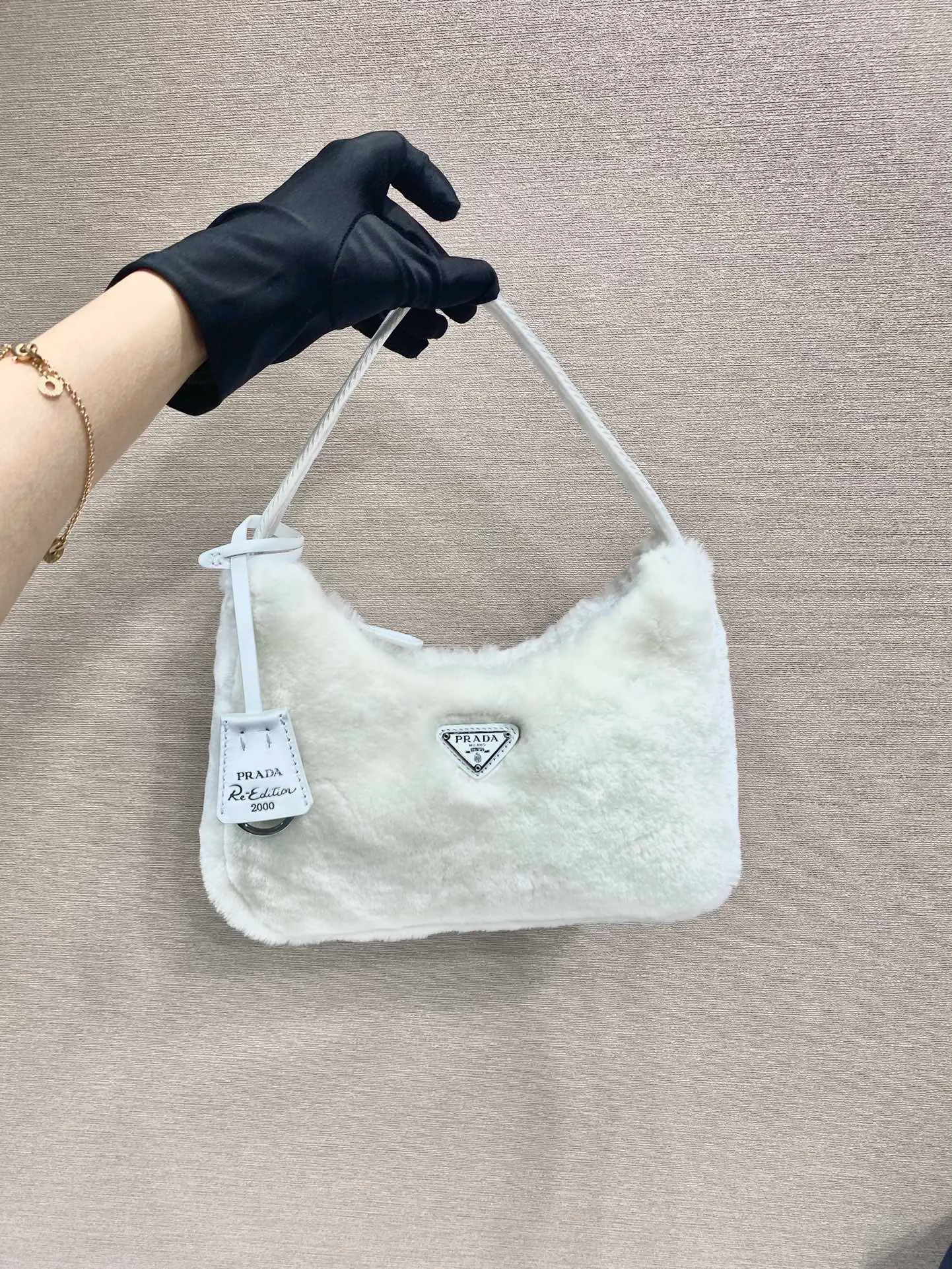 💰900🎉Plush Hobo🎉Upgraded version/goat hair😘😘This Hobo fur bag design is another hot item in autumn and winter👏, you can feel its softness through the screen😘I have the urge to hug it quickly 🙊🙊It’s so cute, the only difference in the upgraded version is that the hair is very soft🎉🎉It looks good and it’s extremely convenient to wear👍It looks great when carried by hand or as an armpit bag😘A must-have in winter, if you like it, hurry up and buy it🎉🎉 Style number: NE515 Length 23x Height 14x Bottom 5cm