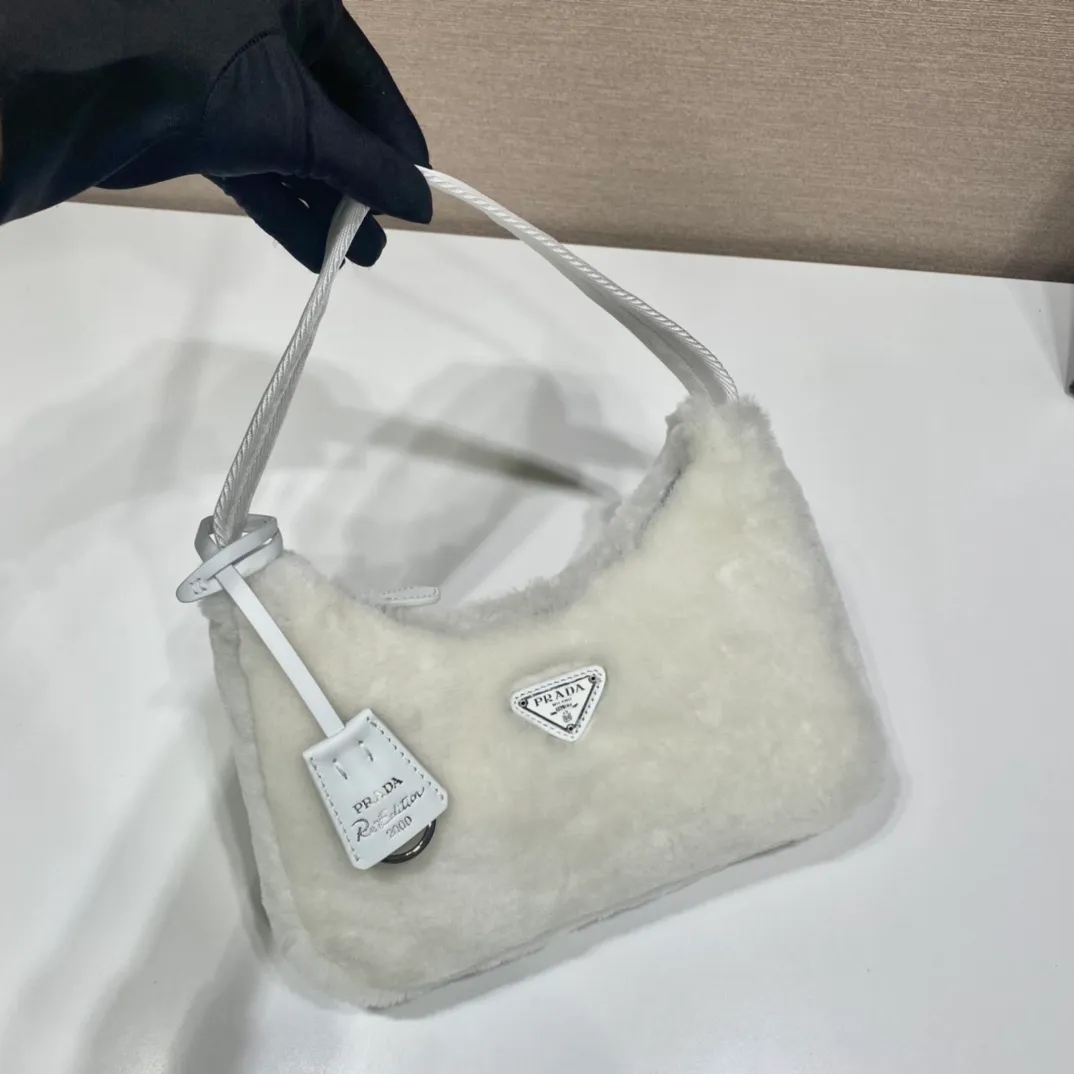 💰900🎉Plush Hobo🎉Upgraded version/goat hair😘😘This Hobo fur bag design is another hot item in autumn and winter👏, you can feel its softness through the screen😘I have the urge to hug it quickly 🙊🙊It’s so cute, the only difference in the upgraded version is that the hair is very soft🎉🎉It looks good and it’s extremely convenient to wear👍It looks great when carried by hand or as an armpit bag😘A must-have in winter, if you like it, hurry up and buy it🎉🎉 Style number: NE515 Length 23x Height 14x Bottom 5cm
