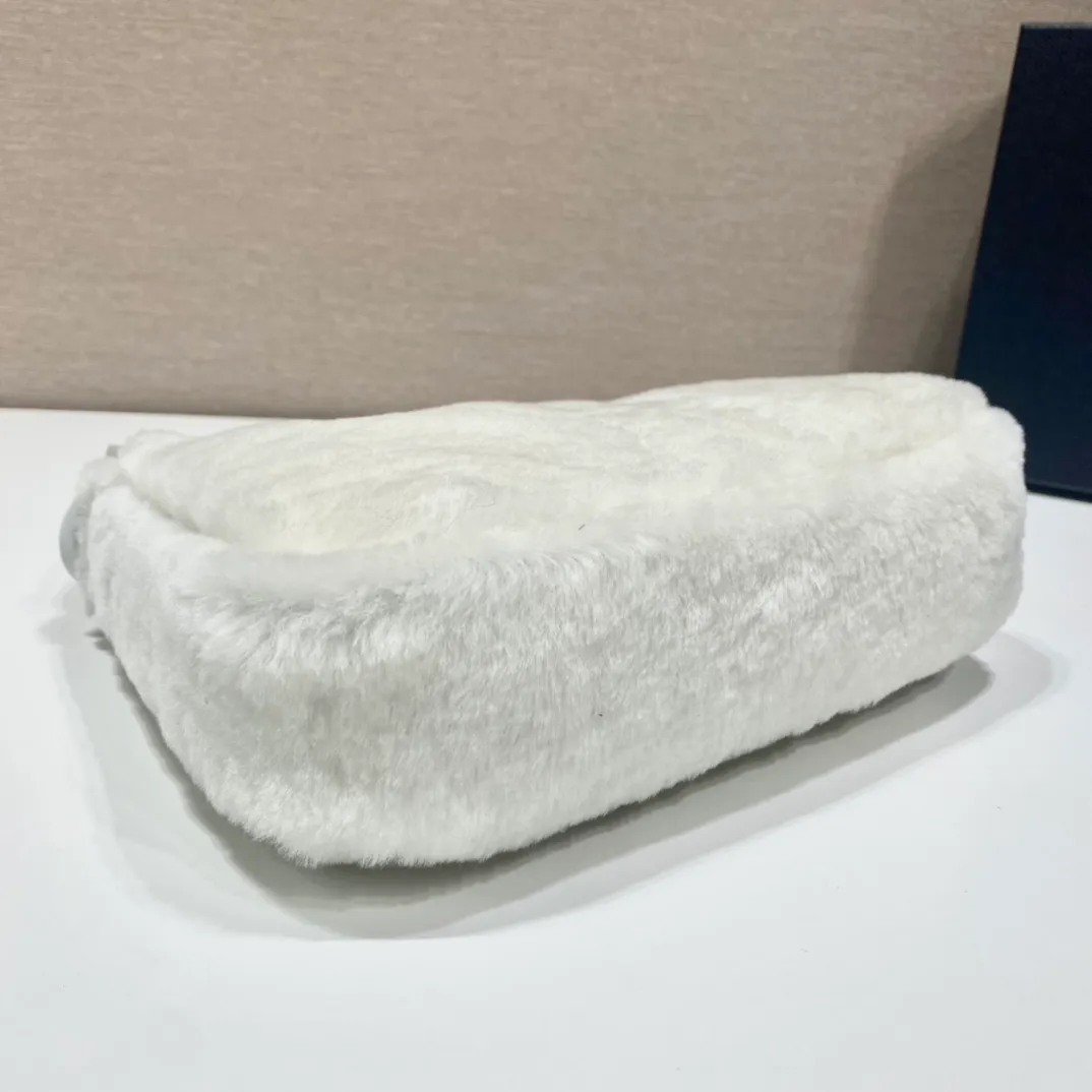 💰900🎉Plush Hobo🎉Upgraded version/goat hair😘😘This Hobo fur bag design is another hot item in autumn and winter👏, you can feel its softness through the screen😘I have the urge to hug it quickly 🙊🙊It’s so cute, the only difference in the upgraded version is that the hair is very soft🎉🎉It looks good and it’s extremely convenient to wear👍It looks great when carried by hand or as an armpit bag😘A must-have in winter, if you like it, hurry up and buy it🎉🎉 Style number: NE515 Length 23x Height 14x Bottom 5cm