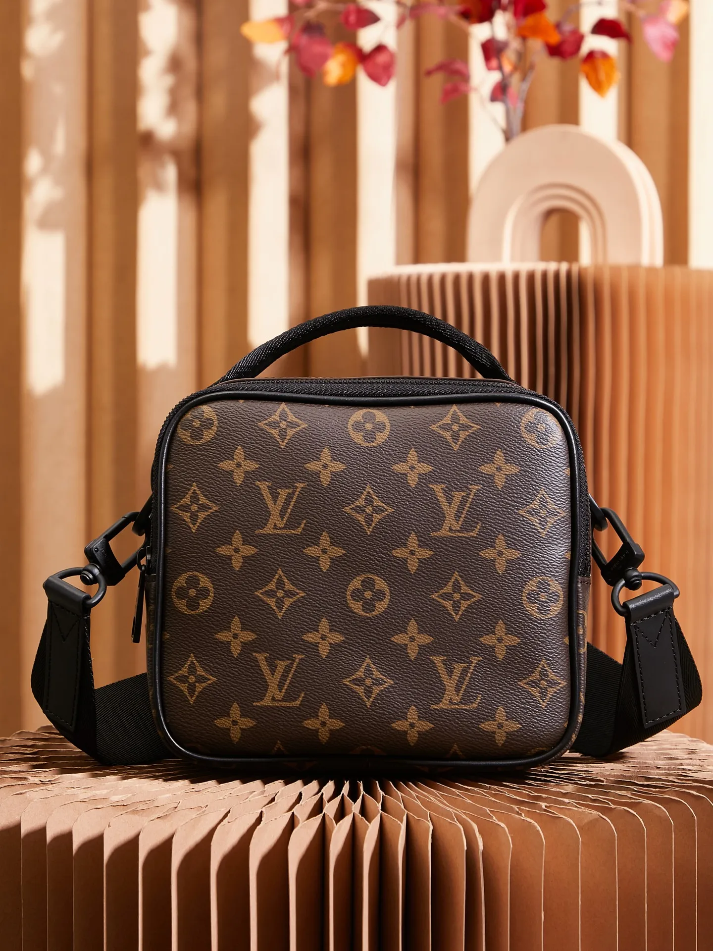 P¥800👉nfc dynamic chip version👈[Top-level inspection-free all-steel hardware] This Quest messenger bag is made of Monogram Macassar canvas, which combines dynamic style and functional considerations. The logo shoulder strap adds classic details, and the quick-release buckle follows the elements of Louis Vuitton's traditional hard luggage. The compact and close-fitting structure makes it easy to store personal items. Monogram Macassar coated canvas - cow leather trim - fabric lining - metal hardware - main compartment with quick-release buckle - outer zippered back pocket - inner patch pocket - shoulder strap: removable and adjustable! ! Model: M46973; Size: 18x18x10CM