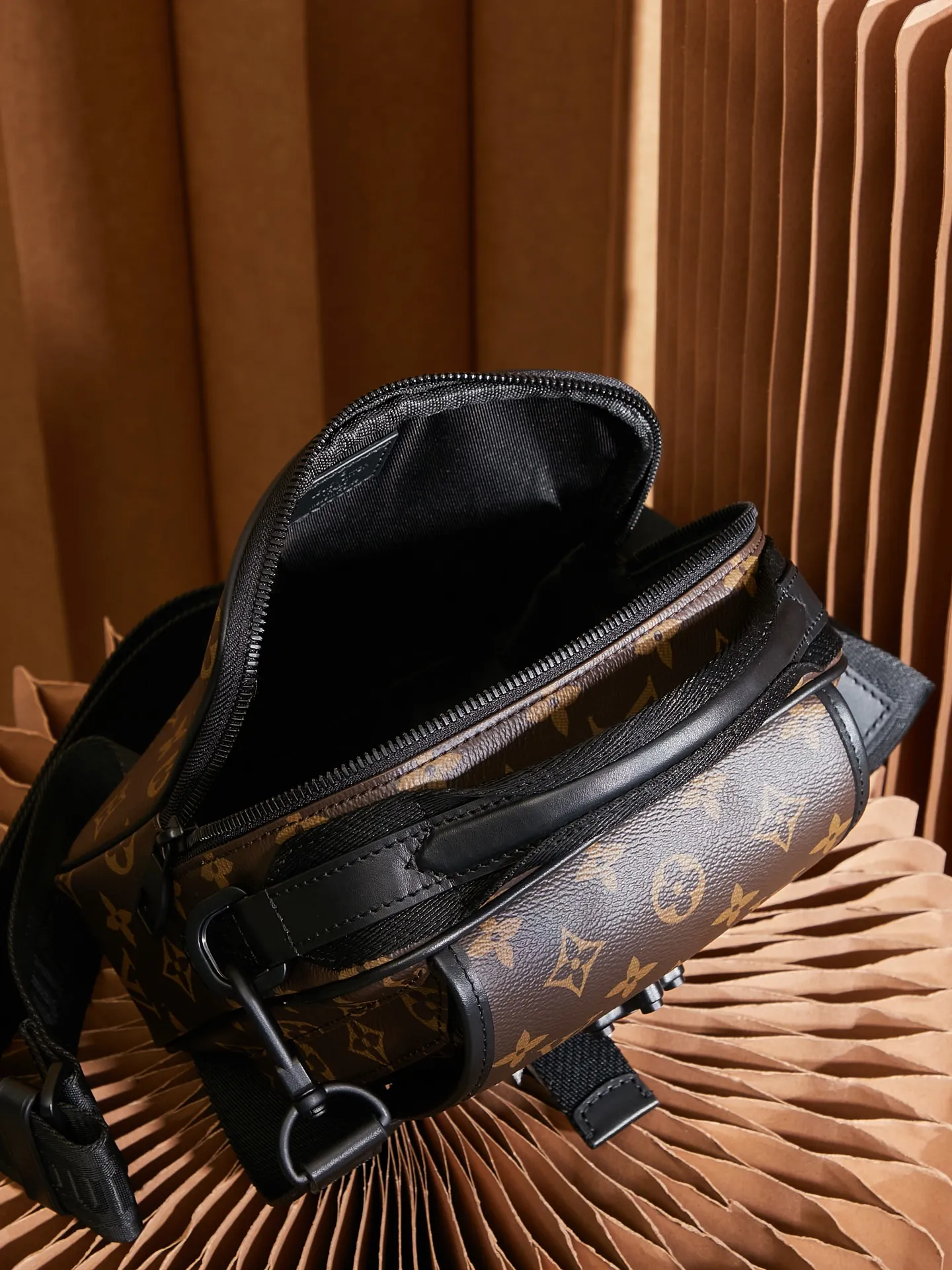P¥800👉nfc dynamic chip version👈[Top-level inspection-free all-steel hardware] This Quest messenger bag is made of Monogram Macassar canvas, which combines dynamic style and functional considerations. The logo shoulder strap adds classic details, and the quick-release buckle follows the elements of Louis Vuitton's traditional hard luggage. The compact and close-fitting structure makes it easy to store personal items. Monogram Macassar coated canvas - cow leather trim - fabric lining - metal hardware - main compartment with quick-release buckle - outer zippered back pocket - inner patch pocket - shoulder strap: removable and adjustable! ! Model: M46973; Size: 18x18x10CM