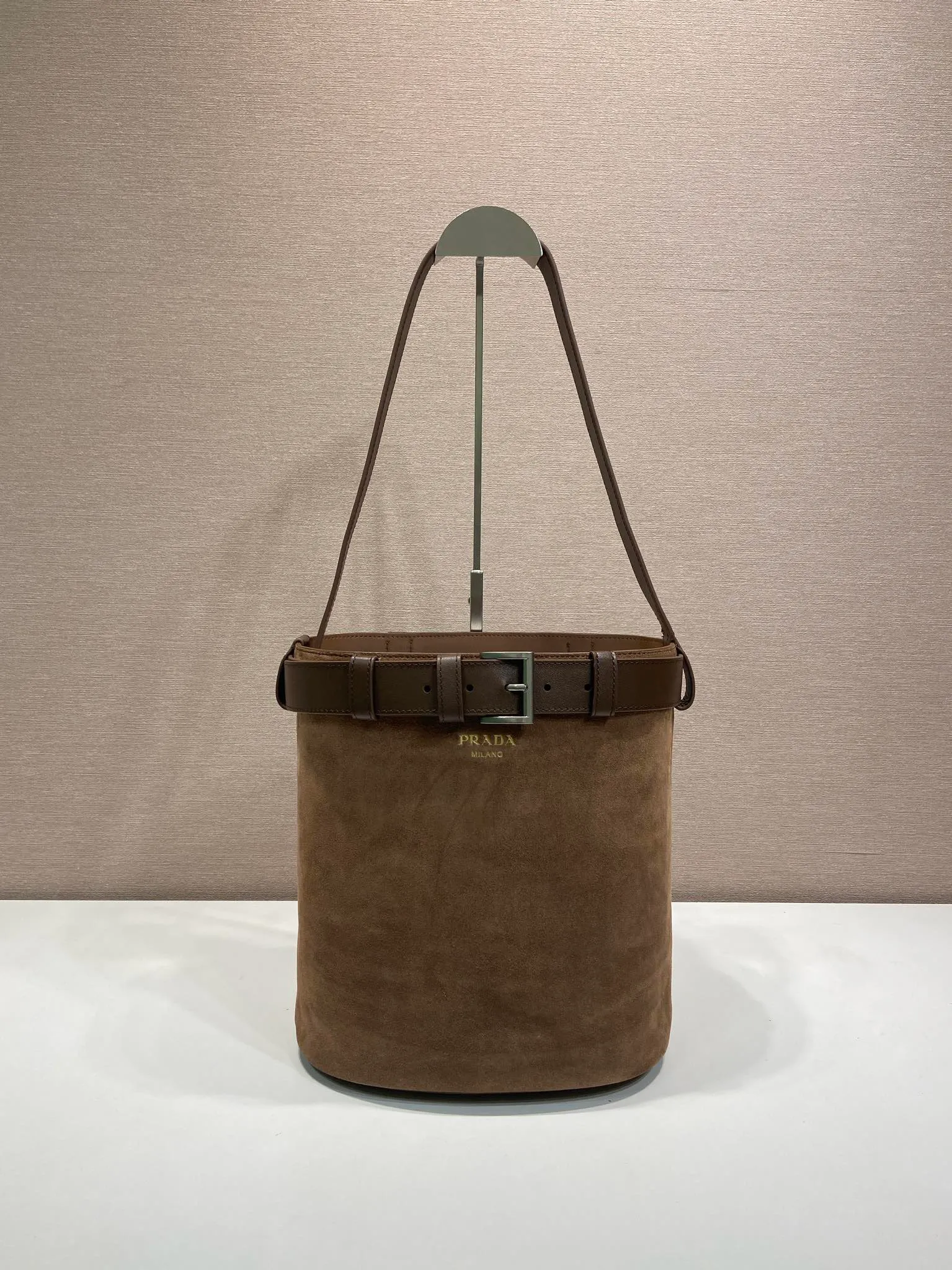 💰1520🎉New bucket bag🎉1BE085 suede leather🎉🎉 This fashionable bucket bag is a new interpretation of the Buckle handbag in silhouette, using imported suede leather and imported sheepskin inside. Comes with a belt with a detachable classic buckle that can be paired with other outfits. Add the finishing touch to a modern, versatile design. Large space, practical and fashionable, babies, hurry up and get it🎉🎉 Length 26.5x Height 29x Bottom 18cm🎉🎉🎉💰💰💰