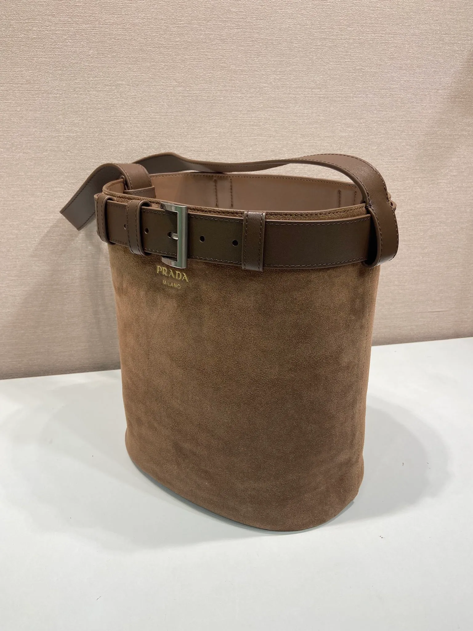 💰1520🎉New bucket bag🎉1BE085 suede leather🎉🎉 This fashionable bucket bag is a new interpretation of the Buckle handbag in silhouette, using imported suede leather and imported sheepskin inside. Comes with a belt with a detachable classic buckle that can be paired with other outfits. Add the finishing touch to a modern, versatile design. Large space, practical and fashionable, babies, hurry up and get it🎉🎉 Length 26.5x Height 29x Bottom 18cm🎉🎉🎉💰💰💰