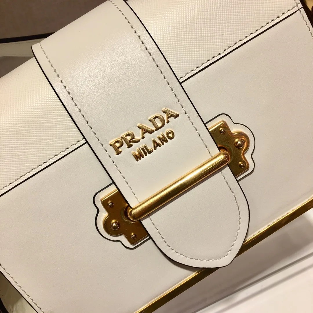 💰1800, P's latest women's bag 1BD045, the upgraded white version has arrived, top quality, synchronized with counters, made of imported calfskin➕cross pattern➕sheepskin inner, top hardware. Lots of compartments, fashionable + casual + lightweight, a favorite among ladies, length 19cm and height 14cmX9cm
