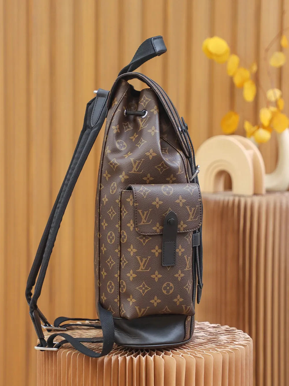P¥960👉nfc dynamic chip version👈 [Top original order All steel hardware]𝐂𝐇𝐑𝐈𝐒𝐓𝐎𝐏𝐇𝐄𝐑 Backpack N43735 Presbyopia French original leather🇫🇷Pure steel hardware Size: 38*44*12.5cm A unisex backpack, a daily bag that is very suitable for outdoor use. Its attractive design style is quite tasteful and can easily meet the daily travel capacity. It can hold laptops, books, documents, etc., and the flap closure snaps and drawstrings are more layered and retro. It is an almost versatile bag shape! This model has a high utilization rate and is a must-have for daily commuting and traveling. It doesn’t matter how tall you are.