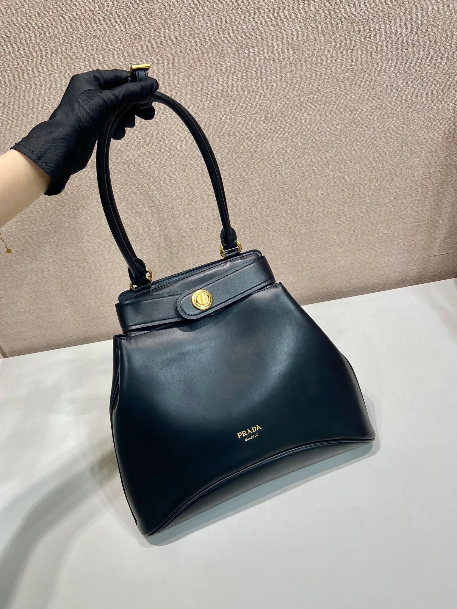 💰1700🎉New product🎉1BG567 long handle🎉🎉 This handbag is made of imported calfskin, imported sheepskin interior, and has a belt opening and closing design. Equipped with a twist lock buckle, retro and elegant design, it looks classic and contemporary elements coexist. It can be carried on the shoulder or in the hand, fashionable and good-looking. Baby, hurry up and get it🎉🎉 Length 31x Height 28x Bottom 5cm🎉🎉🎉💰💰💰