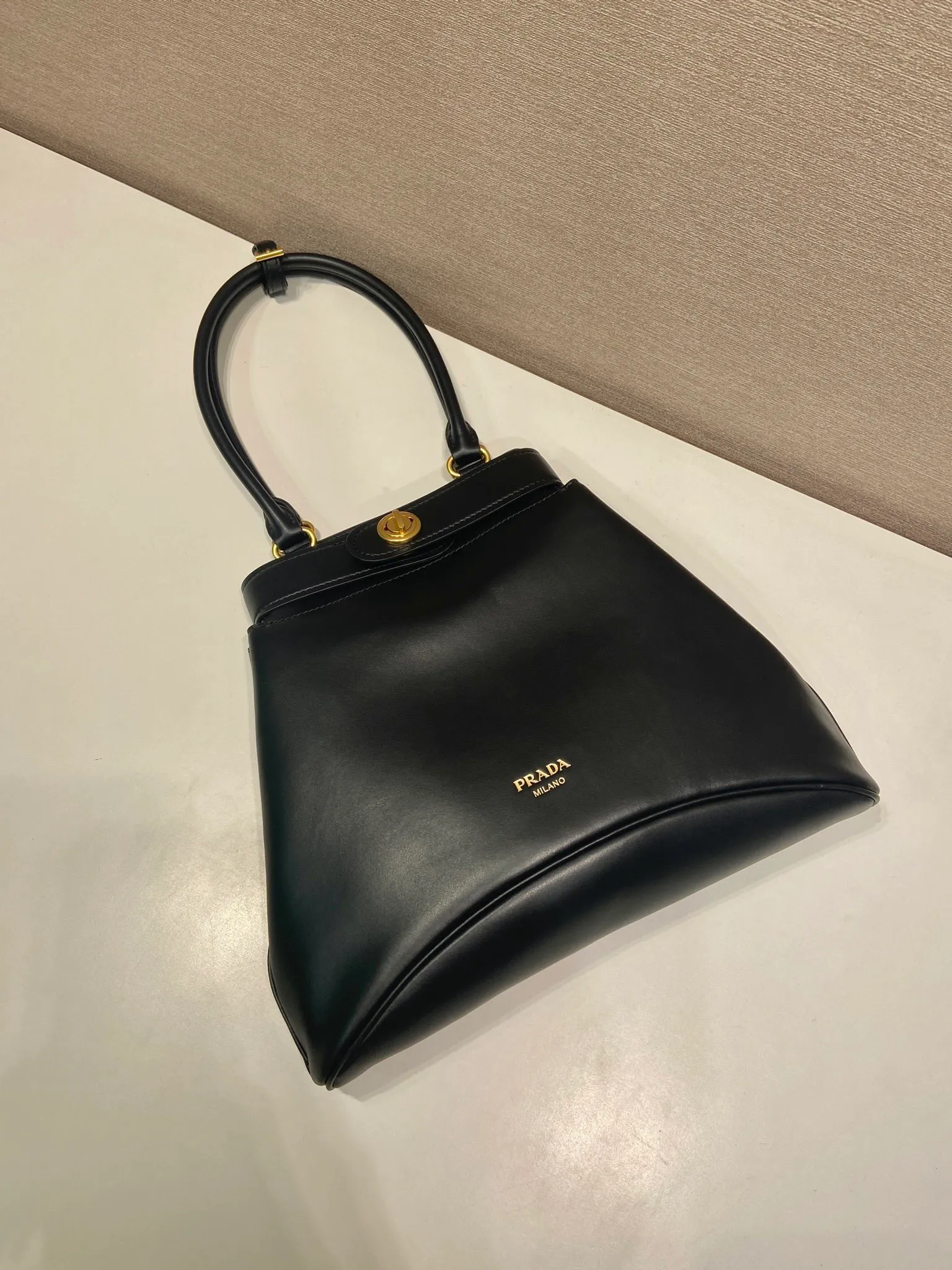 💰1700🎉New product🎉1BG567 long handle🎉🎉 This handbag is made of imported calfskin, imported sheepskin interior, and has a belt opening and closing design. Equipped with a twist lock buckle, retro and elegant design, it looks classic and contemporary elements coexist. It can be carried on the shoulder or in the hand, fashionable and good-looking. Baby, hurry up and get it🎉🎉 Length 31x Height 28x Bottom 5cm🎉🎉🎉💰💰💰