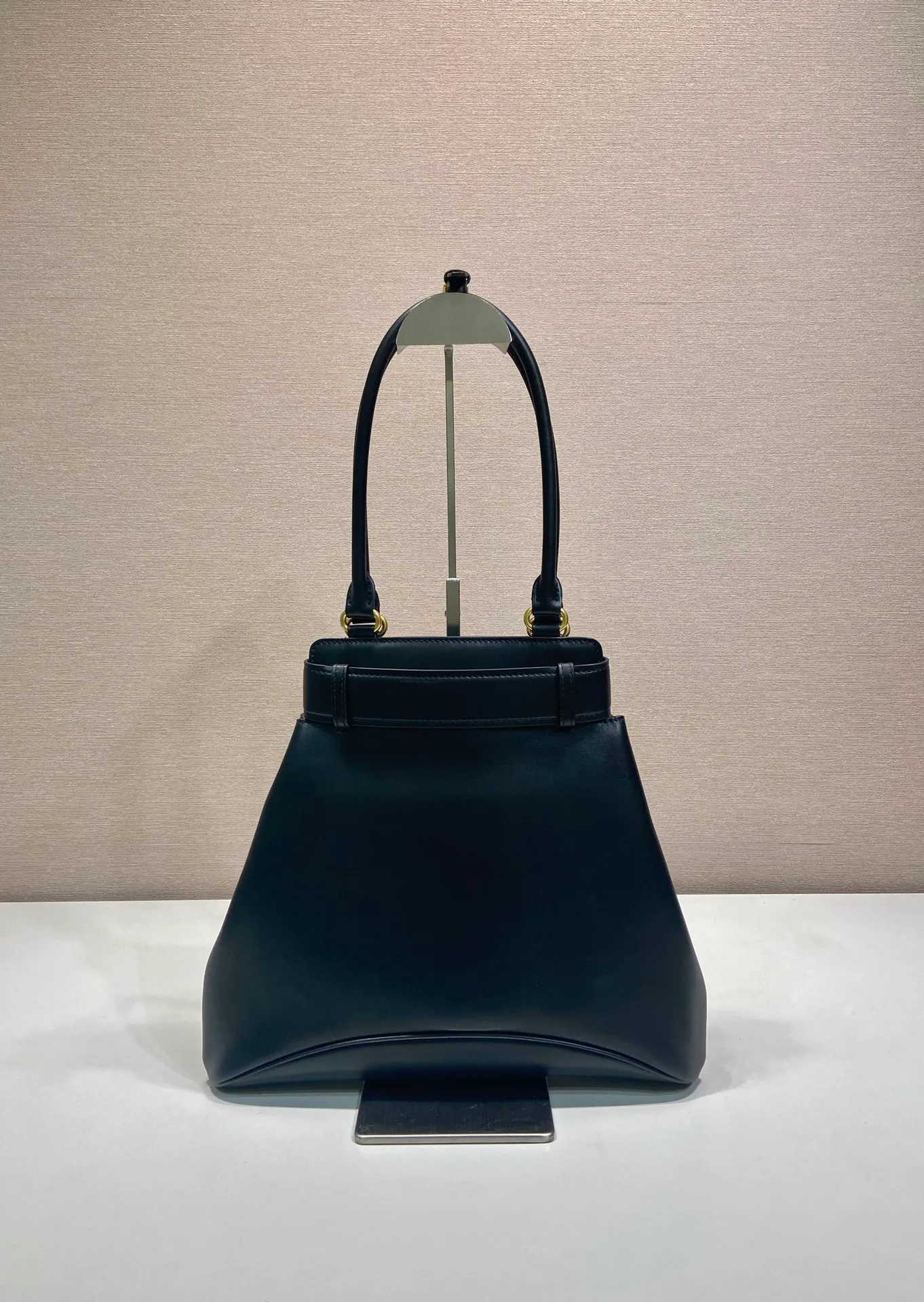 💰1700🎉New product🎉1BG567 long handle🎉🎉 This handbag is made of imported calfskin, imported sheepskin interior, and has a belt opening and closing design. Equipped with a twist lock buckle, retro and elegant design, it looks classic and contemporary elements coexist. It can be carried on the shoulder or in the hand, fashionable and good-looking. Baby, hurry up and get it🎉🎉 Length 31x Height 28x Bottom 5cm🎉🎉🎉💰💰💰