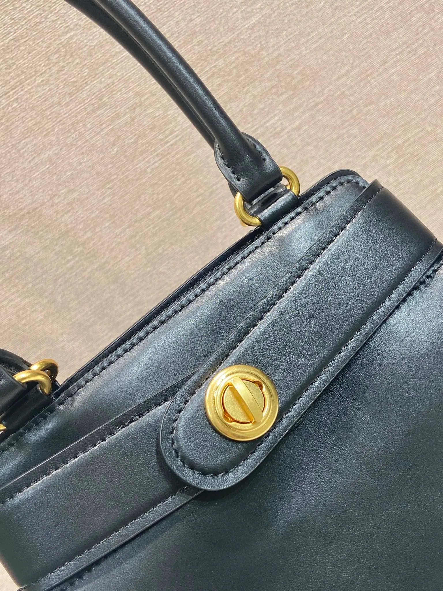 💰1700🎉New product🎉1BG567 long handle🎉🎉 This handbag is made of imported calfskin, imported sheepskin interior, and has a belt opening and closing design. Equipped with a twist lock buckle, retro and elegant design, it looks classic and contemporary elements coexist. It can be carried on the shoulder or in the hand, fashionable and good-looking. Baby, hurry up and get it🎉🎉 Length 31x Height 28x Bottom 5cm🎉🎉🎉💰💰💰