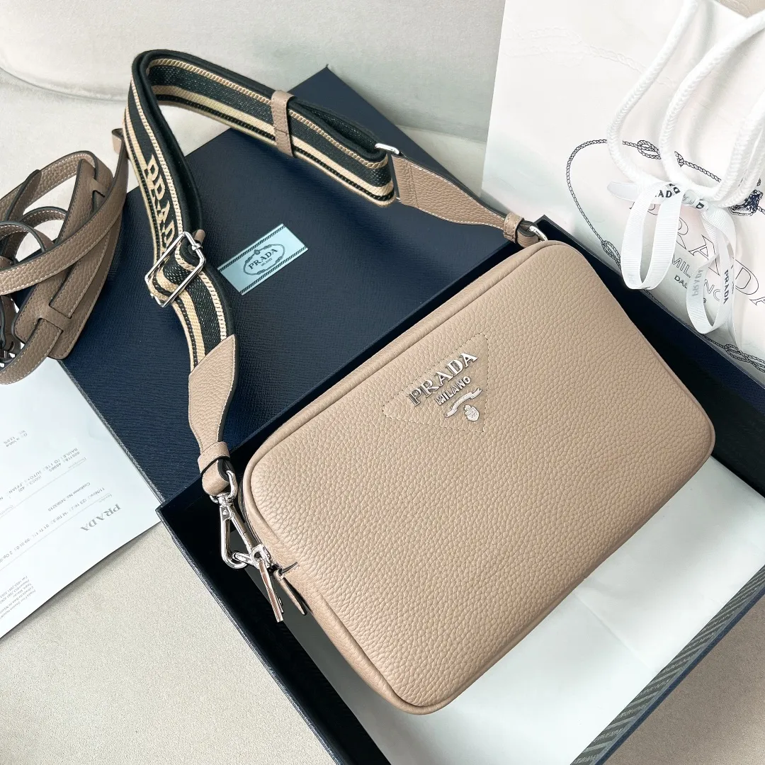 💰1700✨New product launch✨The latest pebbled shoulder bag with double zipper 1BH082 is carefully made of soft textured pebbled calfskin. The bag has a rounded and soft silhouette. Multi-functional detachable embroidered shoulder straps and leather shoulder straps. Double zipper compartments for more convenient storage. Outstanding and elegant style. Can be carried in hand, on one shoulder or crossbody. A handbag that perfectly blends classic heritage with the trend of the times. Fairy must-have gray size 22*14.5*8.5cm