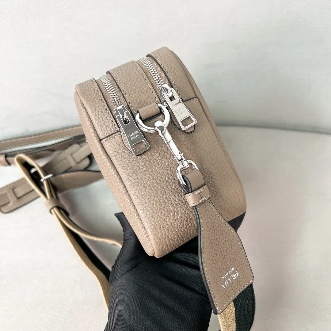 💰1700✨New product launch✨The latest pebbled shoulder bag with double zipper 1BH082 is carefully made of soft textured pebbled calfskin. The bag has a rounded and soft silhouette. Multi-functional detachable embroidered shoulder straps and leather shoulder straps. Double zipper compartments for more convenient storage. Outstanding and elegant style. Can be carried in hand, on one shoulder or crossbody. A handbag that perfectly blends classic heritage with the trend of the times. Fairy must-have gray size 22*14.5*8.5cm