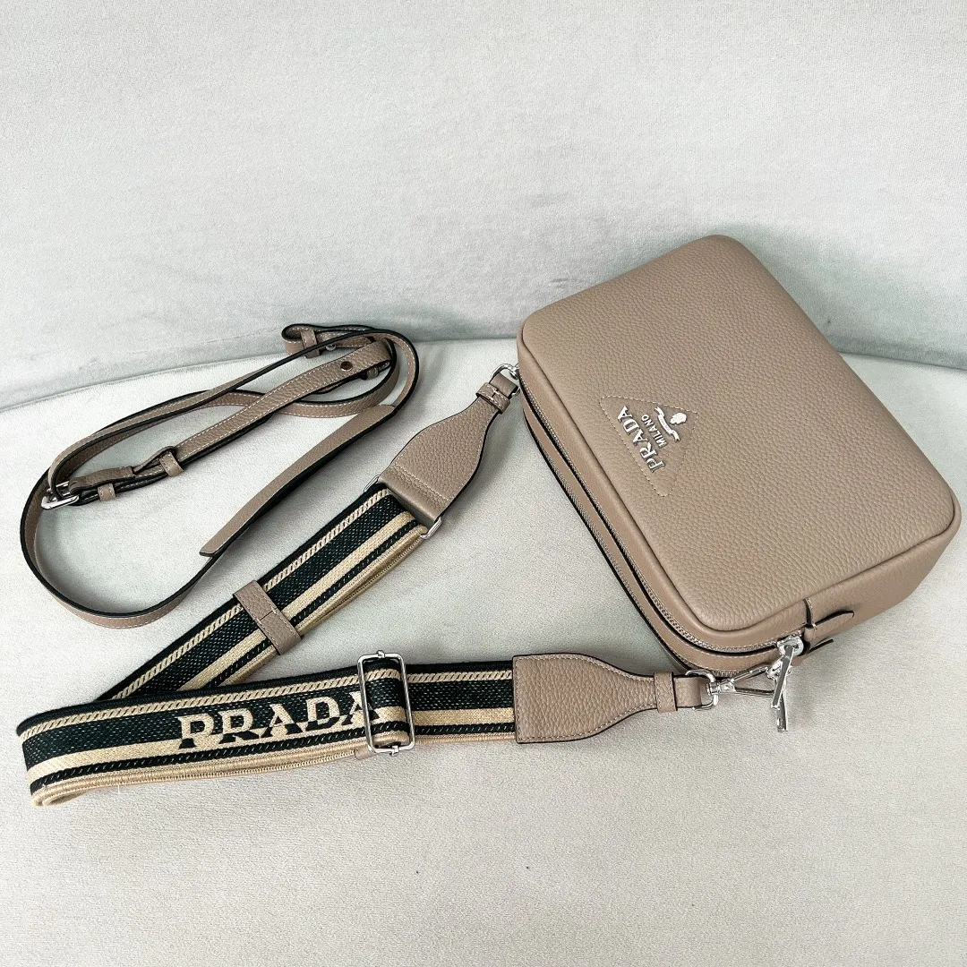💰1700✨New product launch✨The latest pebbled shoulder bag with double zipper 1BH082 is carefully made of soft textured pebbled calfskin. The bag has a rounded and soft silhouette. Multi-functional detachable embroidered shoulder straps and leather shoulder straps. Double zipper compartments for more convenient storage. Outstanding and elegant style. Can be carried in hand, on one shoulder or crossbody. A handbag that perfectly blends classic heritage with the trend of the times. Fairy must-have gray size 22*14.5*8.5cm