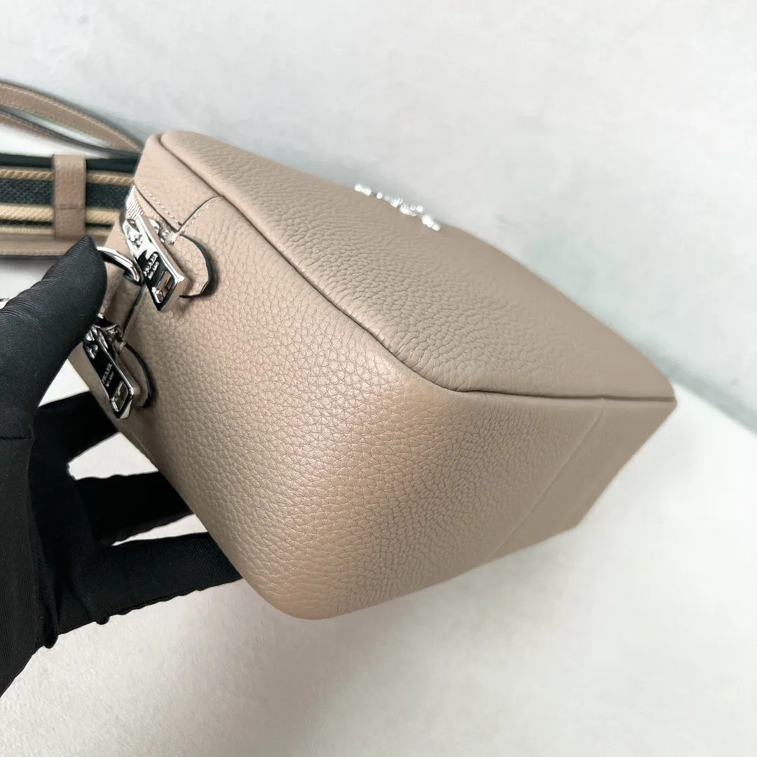 💰1700✨New product launch✨The latest pebbled shoulder bag with double zipper 1BH082 is carefully made of soft textured pebbled calfskin. The bag has a rounded and soft silhouette. Multi-functional detachable embroidered shoulder straps and leather shoulder straps. Double zipper compartments for more convenient storage. Outstanding and elegant style. Can be carried in hand, on one shoulder or crossbody. A handbag that perfectly blends classic heritage with the trend of the times. Fairy must-have gray size 22*14.5*8.5cm