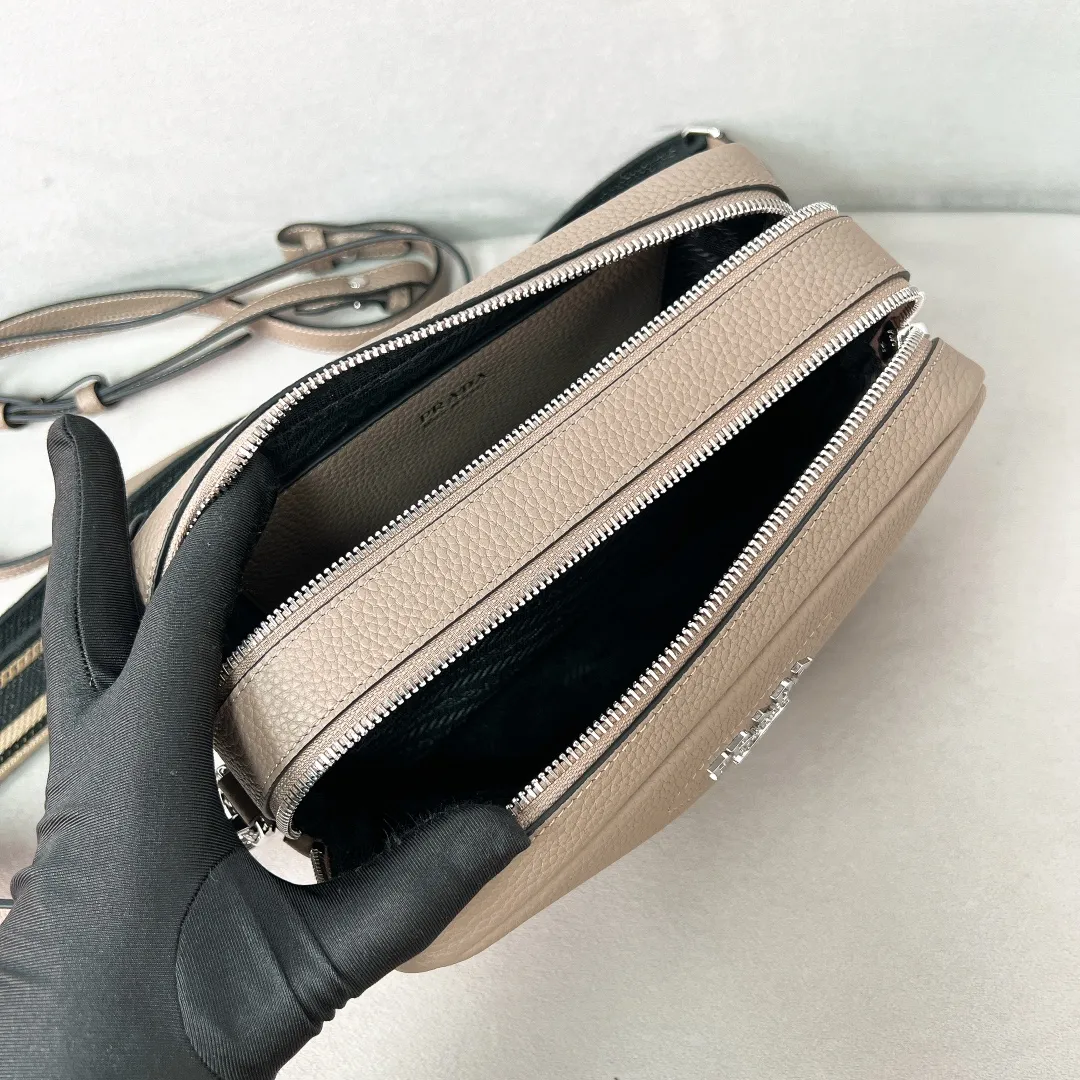 💰1700✨New product launch✨The latest pebbled shoulder bag with double zipper 1BH082 is carefully made of soft textured pebbled calfskin. The bag has a rounded and soft silhouette. Multi-functional detachable embroidered shoulder straps and leather shoulder straps. Double zipper compartments for more convenient storage. Outstanding and elegant style. Can be carried in hand, on one shoulder or crossbody. A handbag that perfectly blends classic heritage with the trend of the times. Fairy must-have gray size 22*14.5*8.5cm