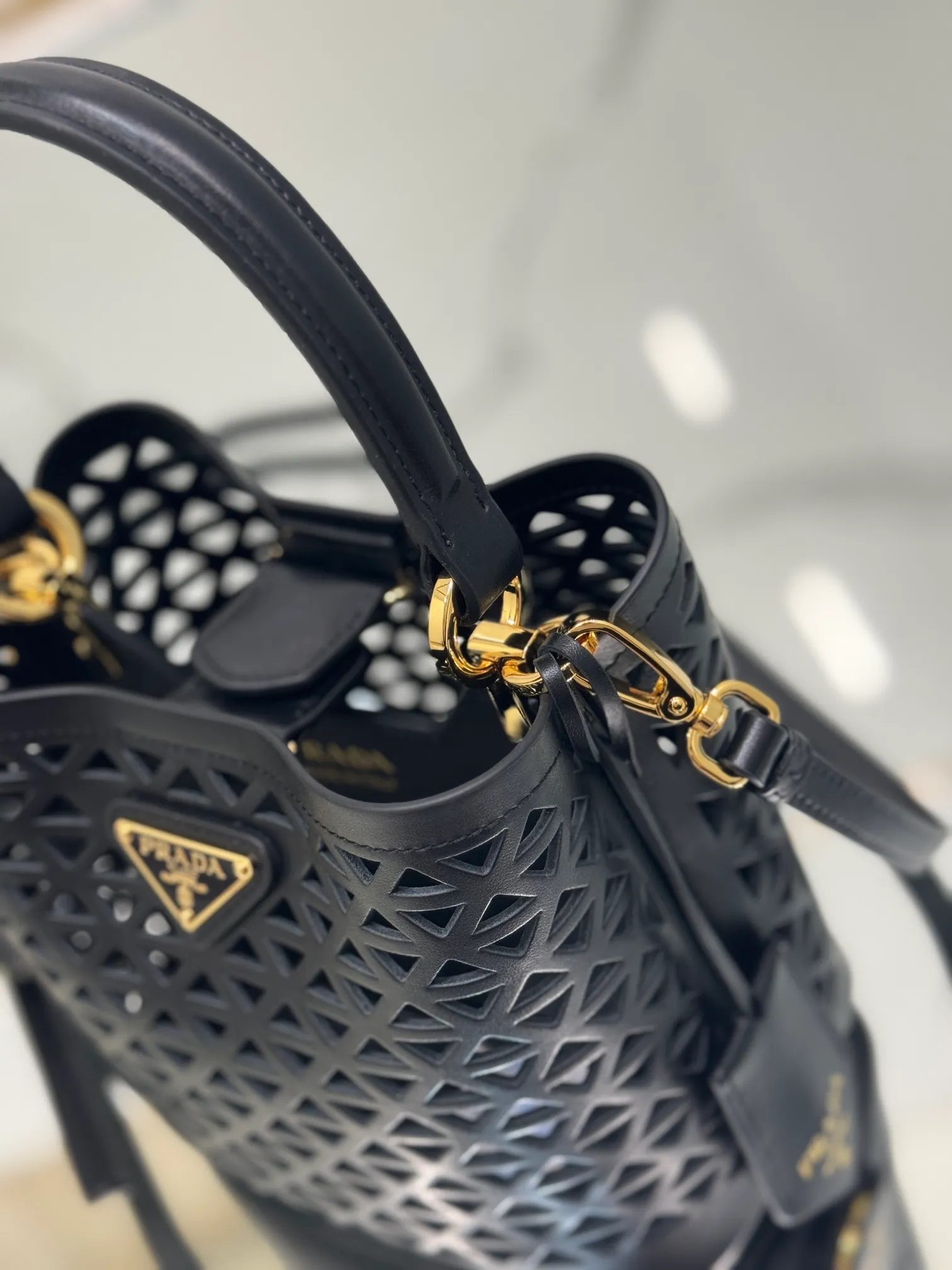 💰1640🌟Hollowout🐮Leather bucket bag The popular "elf" Saffiano perforated calfskin gives this P bucket bag a unique charm. The shape is not too soft and lacks spirit, nor is it too dull and lacks texture. The cute mini size adds a sense of fashion. It can be carried in hand, shoulder or crossbody. It is a handbag that perfectly integrates classic heritage and the trend of the times. Size: 18×17×10.5 cm Style number: 1BA217
