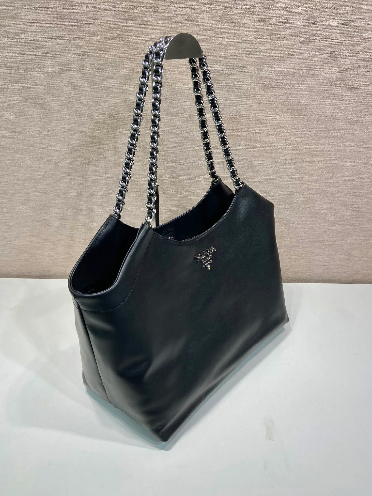 💰1900🎉Tote bag🎉1BA638🎉🎉White Hardware This one is made of imported calfskin, a super classic internet celebrity style with one shoulder, and the black and silver combination shows nobility and temperament. The leather is wear-resistant and easy to take care of, the style is simple and elegant, it is lightweight and can be packed in. A tote bag that will turn heads quickly🎉🎉Hurry up and get it🎉🎉 Length 39x Height 29x Bottom 19cm🎉🎉🎉👏👏👏