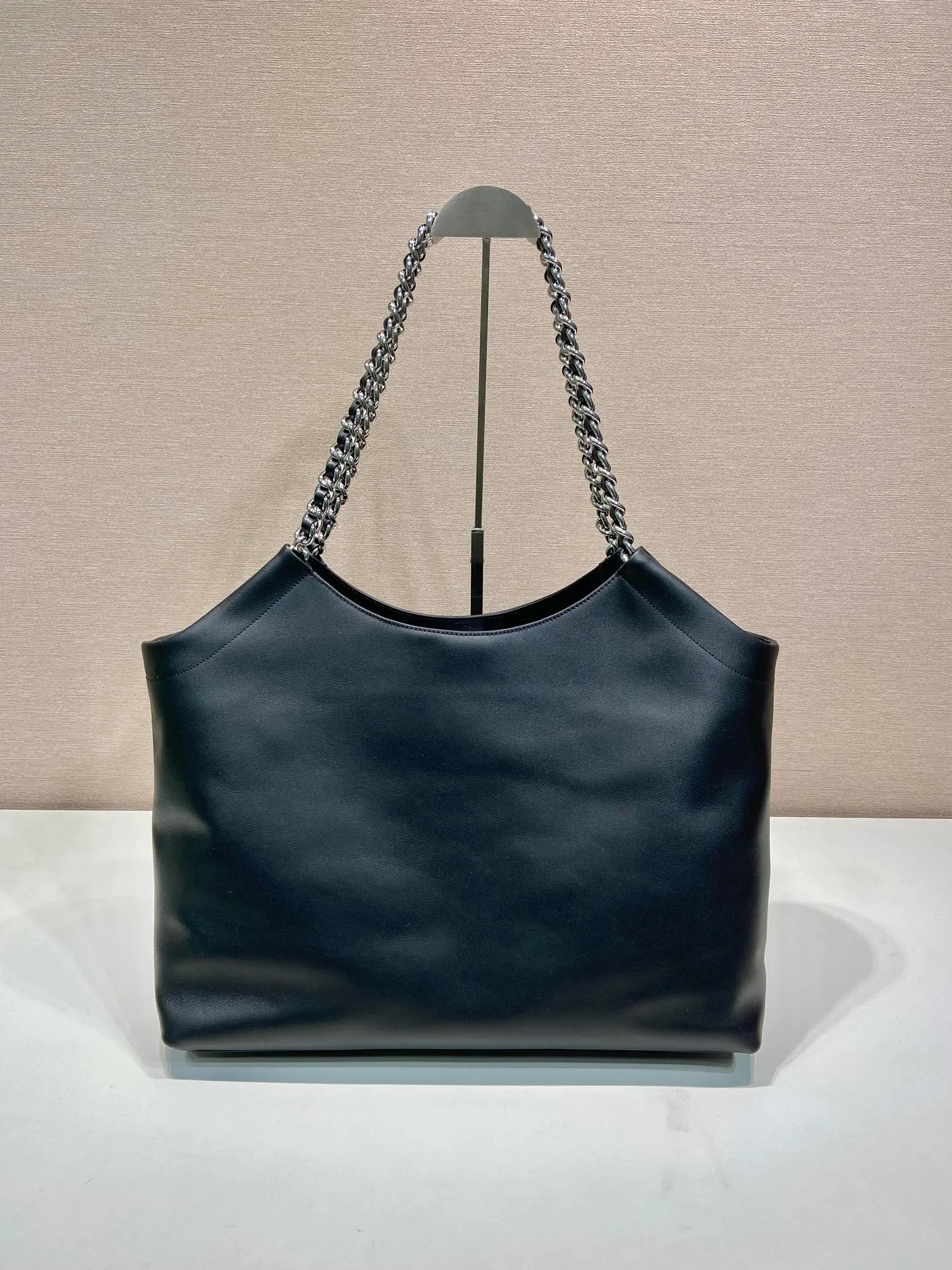 💰1900🎉Tote bag🎉1BA638🎉🎉White Hardware This one is made of imported calfskin, a super classic internet celebrity style with one shoulder, and the black and silver combination shows nobility and temperament. The leather is wear-resistant and easy to take care of, the style is simple and elegant, it is lightweight and can be packed in. A tote bag that will turn heads quickly🎉🎉Hurry up and get it🎉🎉 Length 39x Height 29x Bottom 19cm🎉🎉🎉👏👏👏