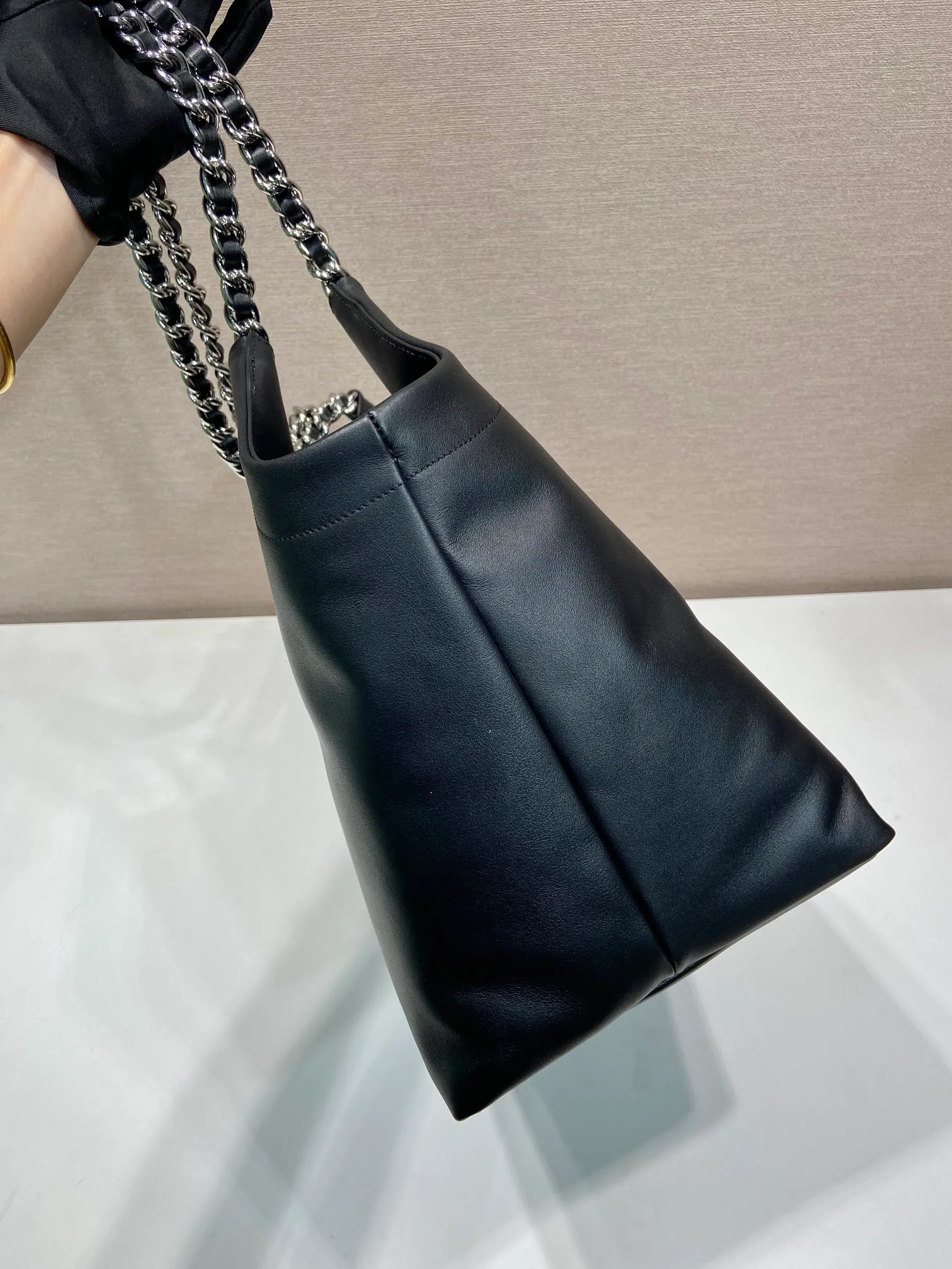 💰1900🎉Tote bag🎉1BA638🎉🎉White Hardware This one is made of imported calfskin, a super classic internet celebrity style with one shoulder, and the black and silver combination shows nobility and temperament. The leather is wear-resistant and easy to take care of, the style is simple and elegant, it is lightweight and can be packed in. A tote bag that will turn heads quickly🎉🎉Hurry up and get it🎉🎉 Length 39x Height 29x Bottom 19cm🎉🎉🎉👏👏👏