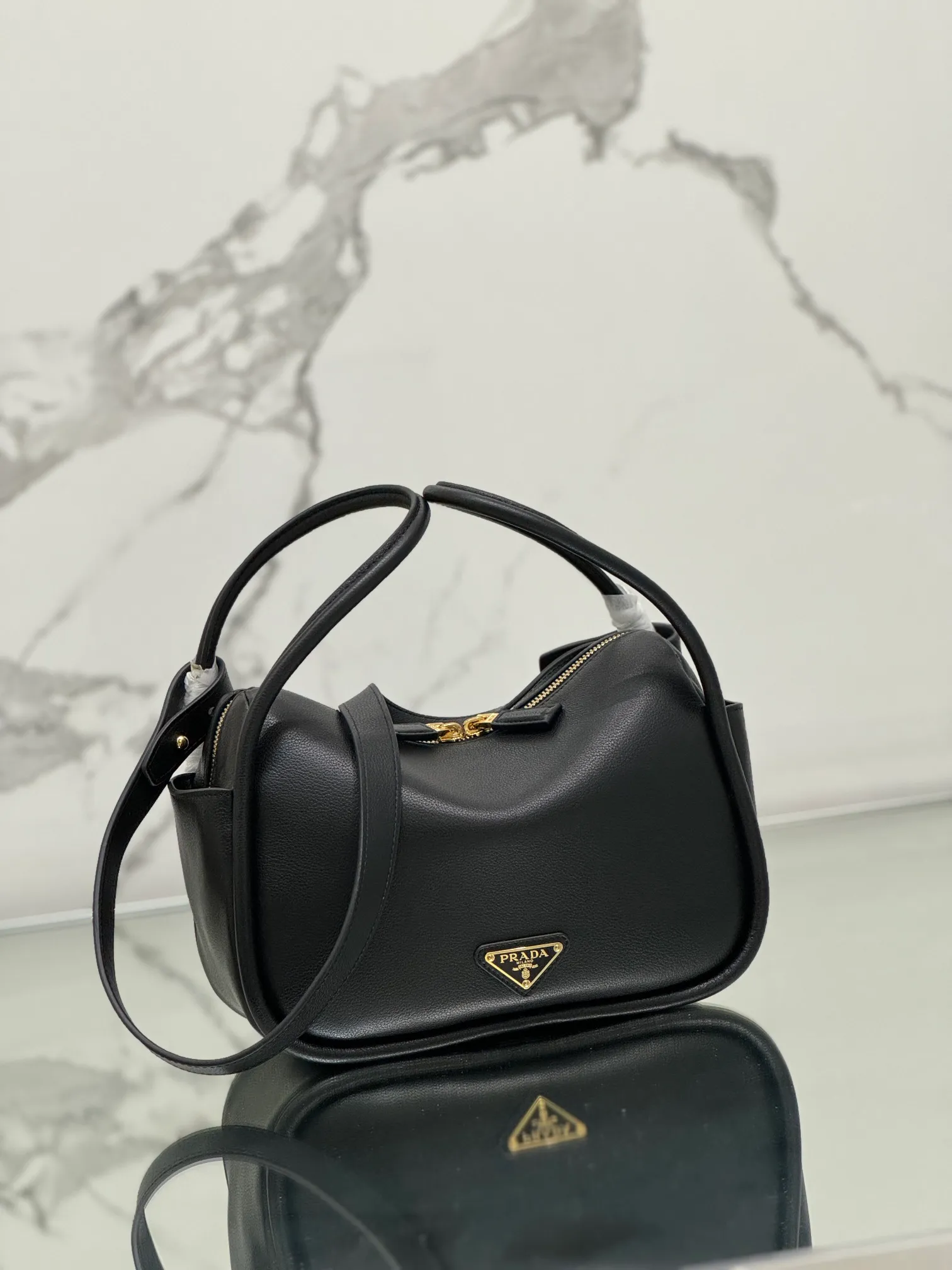 💰1500⭐ New bowling bag This Lindy handbag/shoulder bag is made of Italian Soft Grain imported calfskin, with top-grade hardware. The modern design highlights the casual attitude, and the exquisite details and metal hardware accessories add to the smartness. Sophisticated and versatile, the style is crafted from soft grained cowhide with smooth, minimal lines. Showcasing exceptional craftsmanship, this accessory is embellished with an enameled triangular metal logo. It can be carried by hand, shoulder, or cross-body. It has large capacity, is simple and practical, and has a great upper body😘 ●Double handles, 13 cm drop length ●Detachable shoulder strap, 75 cm long ·Open side pockets·Metal hardware accessories ·Enameled triangular metal logo on the front ·Zipper closure ·Lined and patch pockets Style number: 1ba451 Size: 25*18*10.5cm