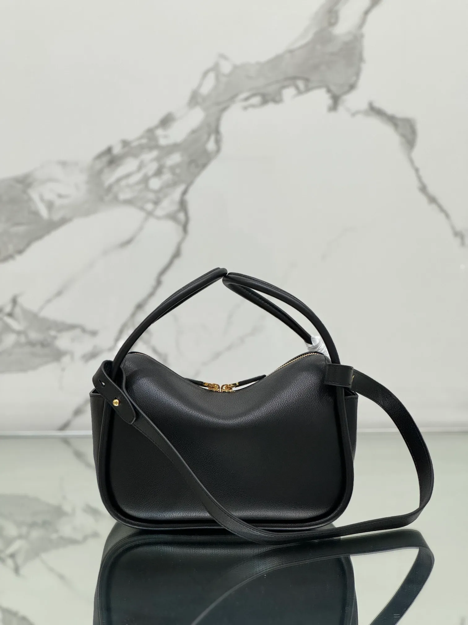 💰1500⭐ New bowling bag This Lindy handbag/shoulder bag is made of Italian Soft Grain imported calfskin, with top-grade hardware. The modern design highlights the casual attitude, and the exquisite details and metal hardware accessories add to the smartness. Sophisticated and versatile, the style is crafted from soft grained cowhide with smooth, minimal lines. Showcasing exceptional craftsmanship, this accessory is embellished with an enameled triangular metal logo. It can be carried by hand, shoulder, or cross-body. It has large capacity, is simple and practical, and has a great upper body😘 ●Double handles, 13 cm drop length ●Detachable shoulder strap, 75 cm long ·Open side pockets·Metal hardware accessories ·Enameled triangular metal logo on the front ·Zipper closure ·Lined and patch pockets Style number: 1ba451 Size: 25*18*10.5cm