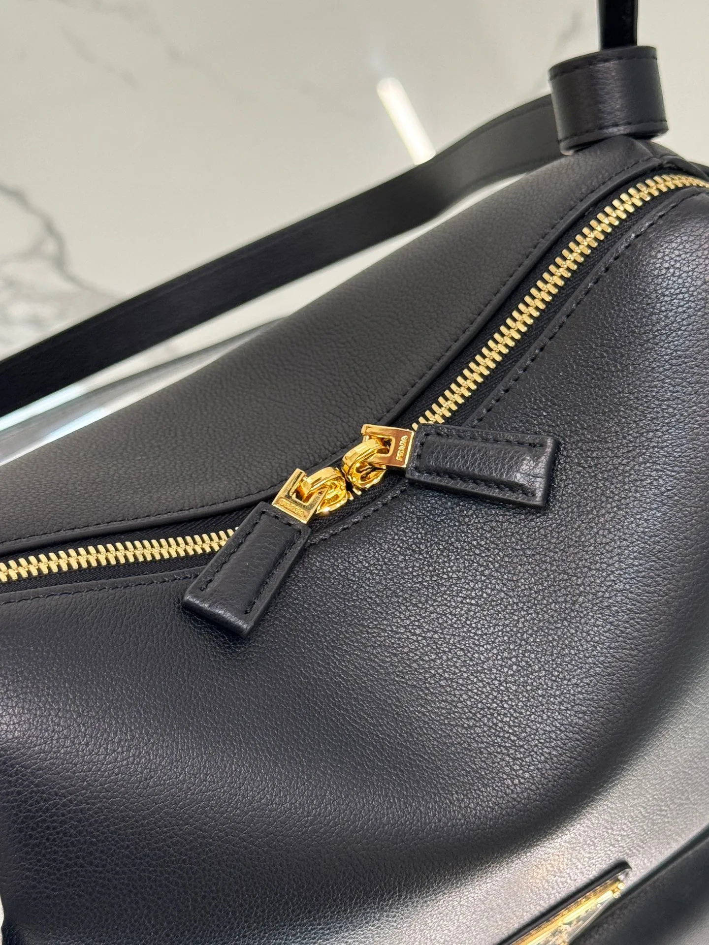 💰1500⭐ New bowling bag This Lindy handbag/shoulder bag is made of Italian Soft Grain imported calfskin, with top-grade hardware. The modern design highlights the casual attitude, and the exquisite details and metal hardware accessories add to the smartness. Sophisticated and versatile, the style is crafted from soft grained cowhide with smooth, minimal lines. Showcasing exceptional craftsmanship, this accessory is embellished with an enameled triangular metal logo. It can be carried by hand, shoulder, or cross-body. It has large capacity, is simple and practical, and has a great upper body😘 ●Double handles, 13 cm drop length ●Detachable shoulder strap, 75 cm long ·Open side pockets·Metal hardware accessories ·Enameled triangular metal logo on the front ·Zipper closure ·Lined and patch pockets Style number: 1ba451 Size: 25*18*10.5cm