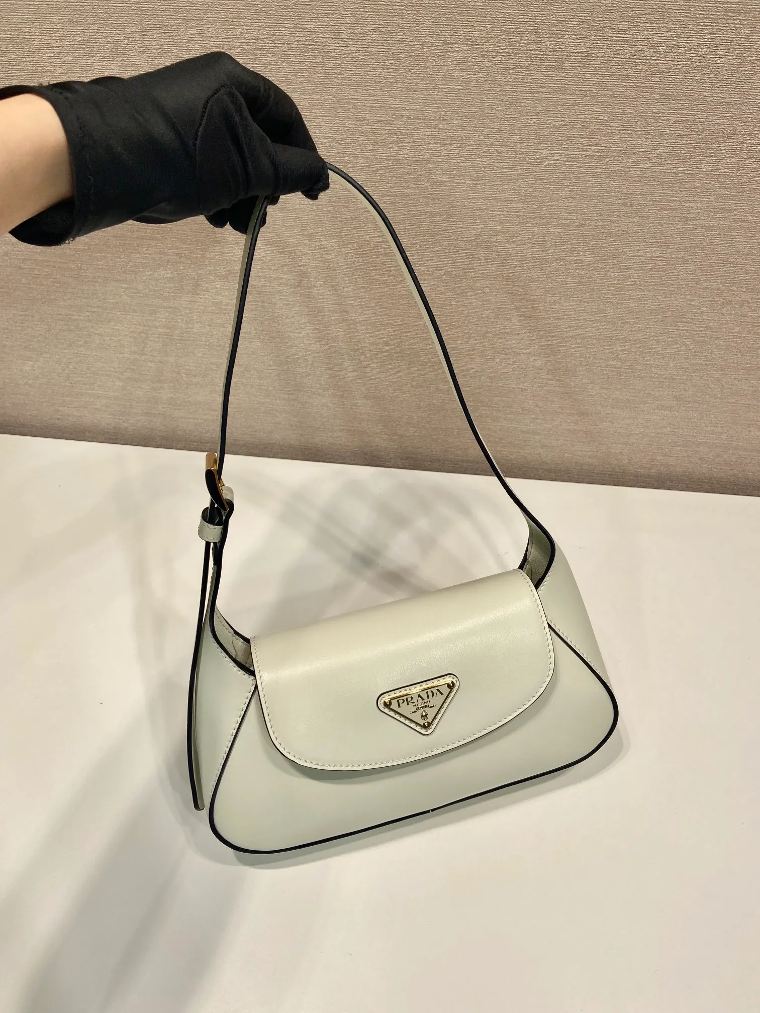 💰1500🎉New Shoulder Bag🎉1BD358🎉🎉 This modern and sophisticated leather handbag showcases superior craftsmanship with exquisite details and smooth aesthetic construction. It has simple lines and compact shape. It is equipped with Nappa leather lining and elegant adjustable handles. It is equipped with a magnetic cover and large capacity. It is simple and elegant. Babies, hurry up and get it🎉🎉 Width: 25cm Length: 5.5cm
