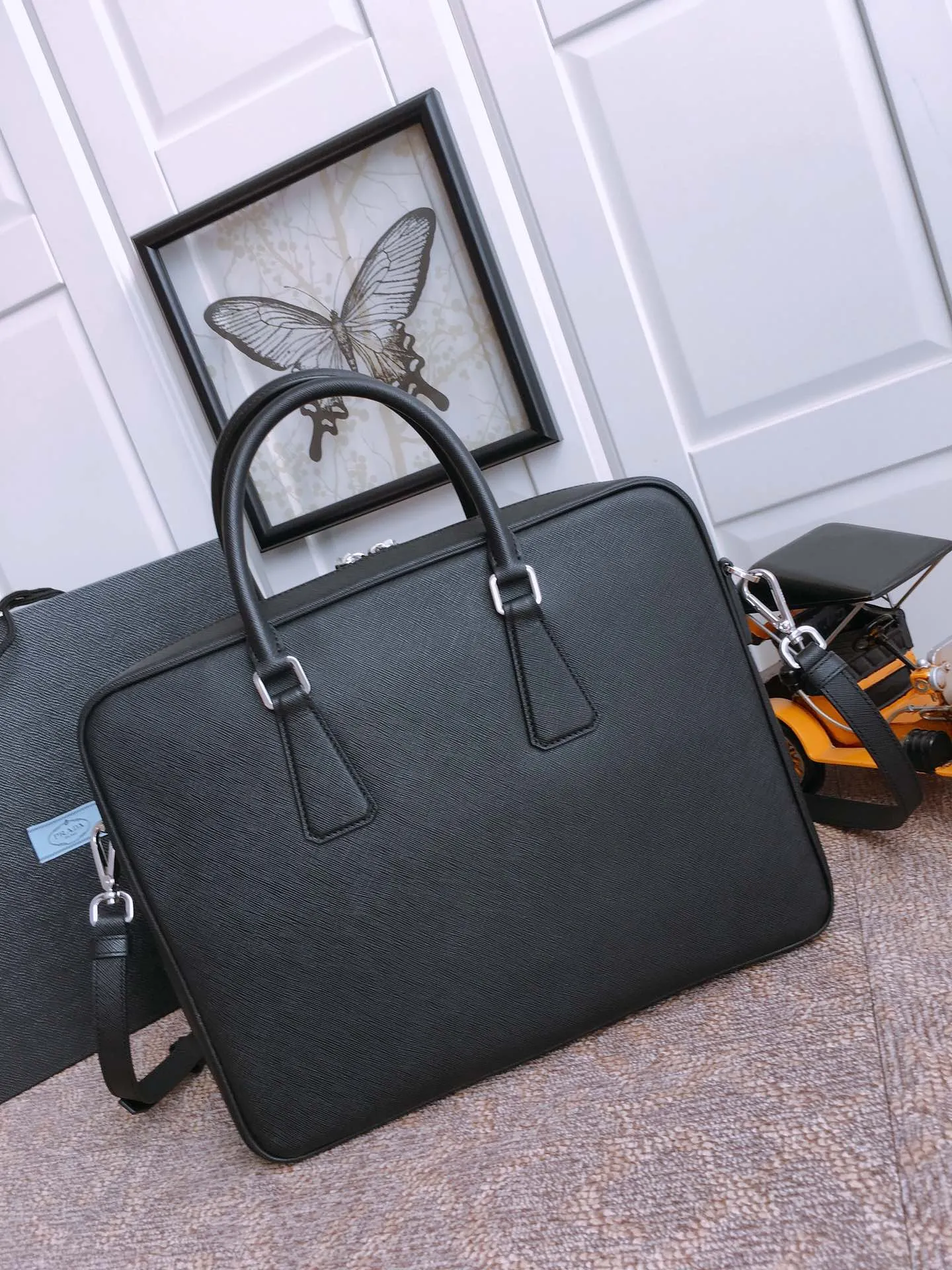 💰2140, 💋Exclusive debut 💋2VE011💼💼The latest men’s bag🤙🤙Made of imported Saffiano leather material 🤙Detachable and adjustable nylon shoulder strap 👏🏻Top brushed hardware💪🏾💪🏾Latest design of two-way zipper at the end😘Latest design Prada logo lining Four inner pockets: one with inner wall stitching, one with zipper, two mobile phone pockets, super practical💼💼, men hurry up, length 36x height 28x bottom 6.5cm