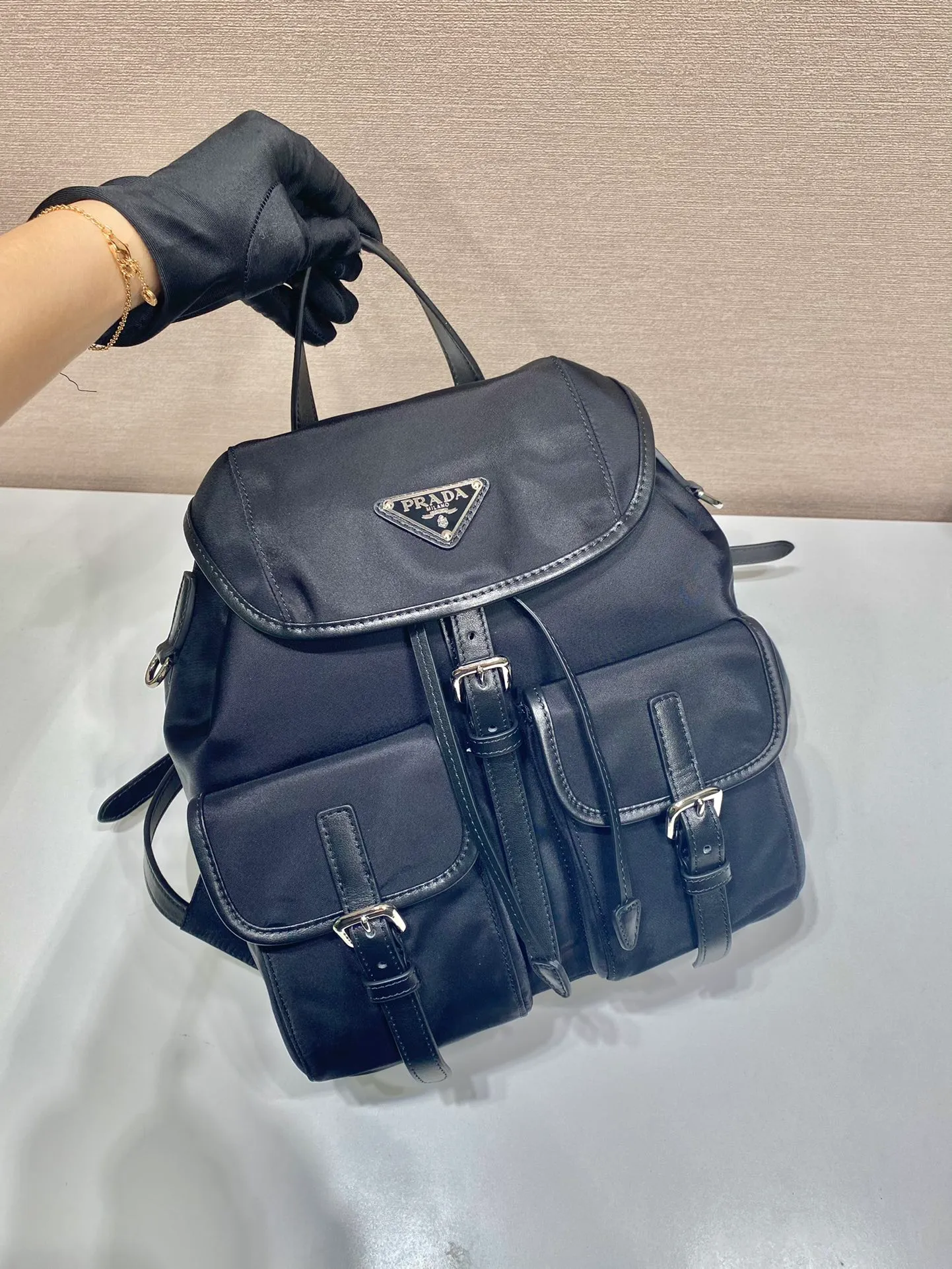 💰1120🎉New Backpack🎉1BZ677B👍👍This nylon backpack is trimmed with fine calf leather, blends a variety of materials, and is decorated with a spaghetti logo, a flap design and two front pockets, highlighting fashionable elegance. Lightweight and practical, the upper body effect is super stylish, and it can be matched at will😘😘Fully upgraded nylon fabric👍👍👏👏👏 Length 24x Height 28x Bottom 12cm
