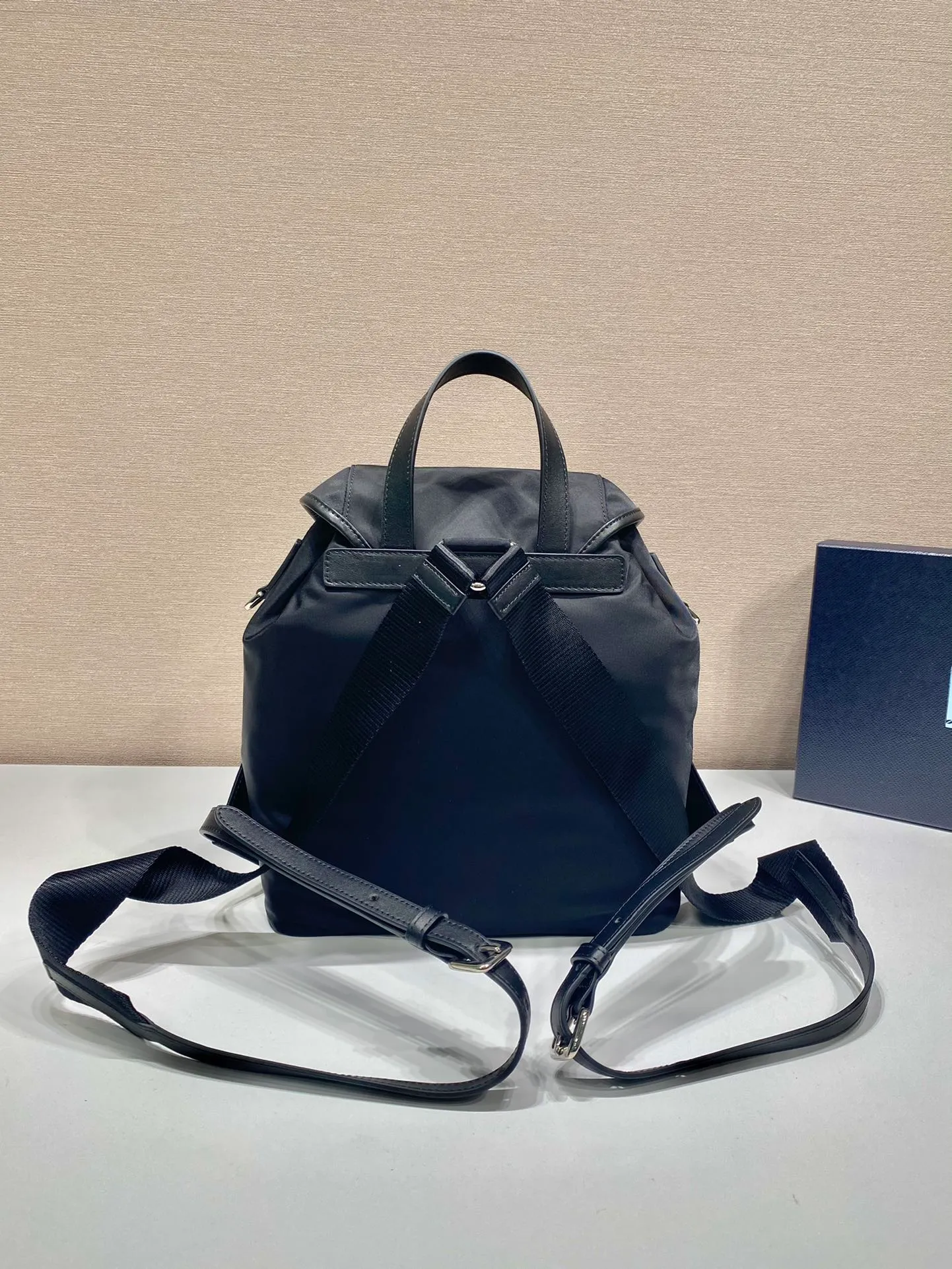 💰1120🎉New Backpack🎉1BZ677B👍👍This nylon backpack is trimmed with fine calf leather, blends a variety of materials, and is decorated with a spaghetti logo, a flap design and two front pockets, highlighting fashionable elegance. Lightweight and practical, the upper body effect is super stylish, and it can be matched at will😘😘Fully upgraded nylon fabric👍👍👏👏👏 Length 24x Height 28x Bottom 12cm
