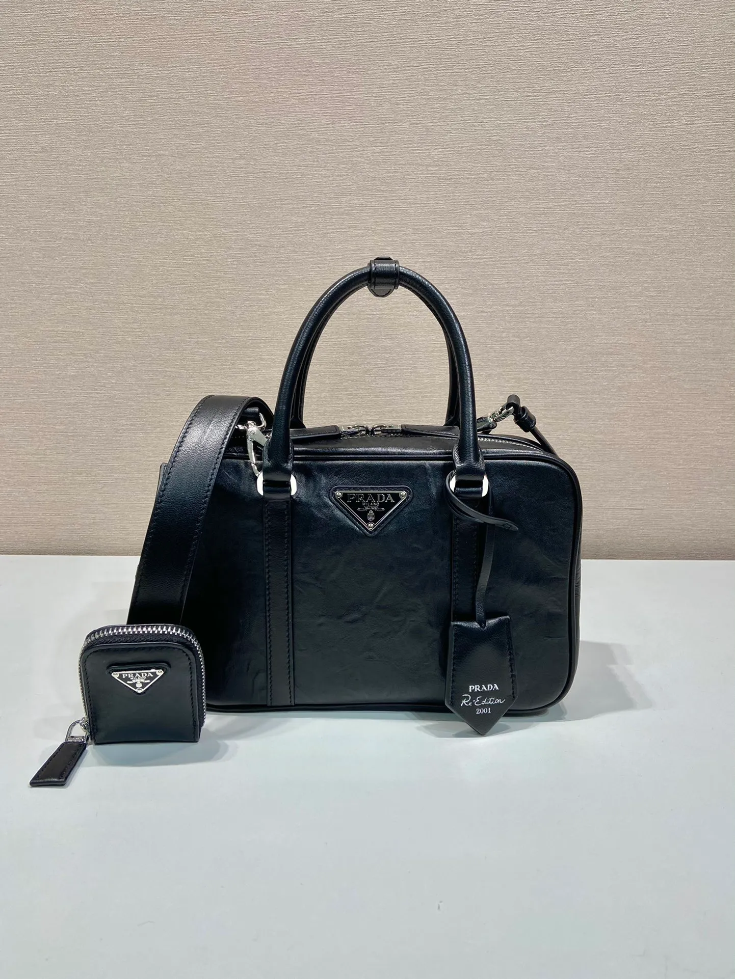💰1800🎉New Boston🎉1BB092 catwalk model🎉🎉 This casual and classic handbag is made of soft sheep leather inside and outside. The hand-made pleat effect is particularly fashionable. It is equipped with a detachable long shoulder strap and a small coin purse with large capacity. It was also unveiled in the 2023 spring and summer series fashion show. The upper body effect must be eye-catching. Baby, hurry up and get it🎉🎉 Length 24x Height 15.5x Bottom 7cm