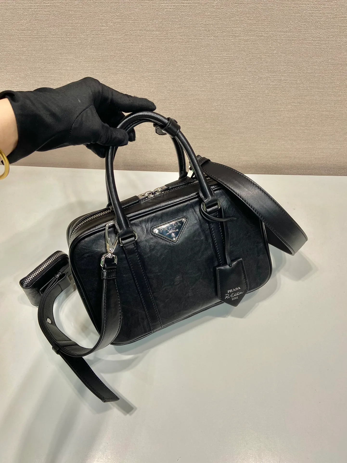 💰1800🎉New Boston🎉1BB092 catwalk model🎉🎉 This casual and classic handbag is made of soft sheep leather inside and outside. The hand-made pleat effect is particularly fashionable. It is equipped with a detachable long shoulder strap and a small coin purse with large capacity. It was also unveiled in the 2023 spring and summer series fashion show. The upper body effect must be eye-catching. Baby, hurry up and get it🎉🎉 Length 24x Height 15.5x Bottom 7cm