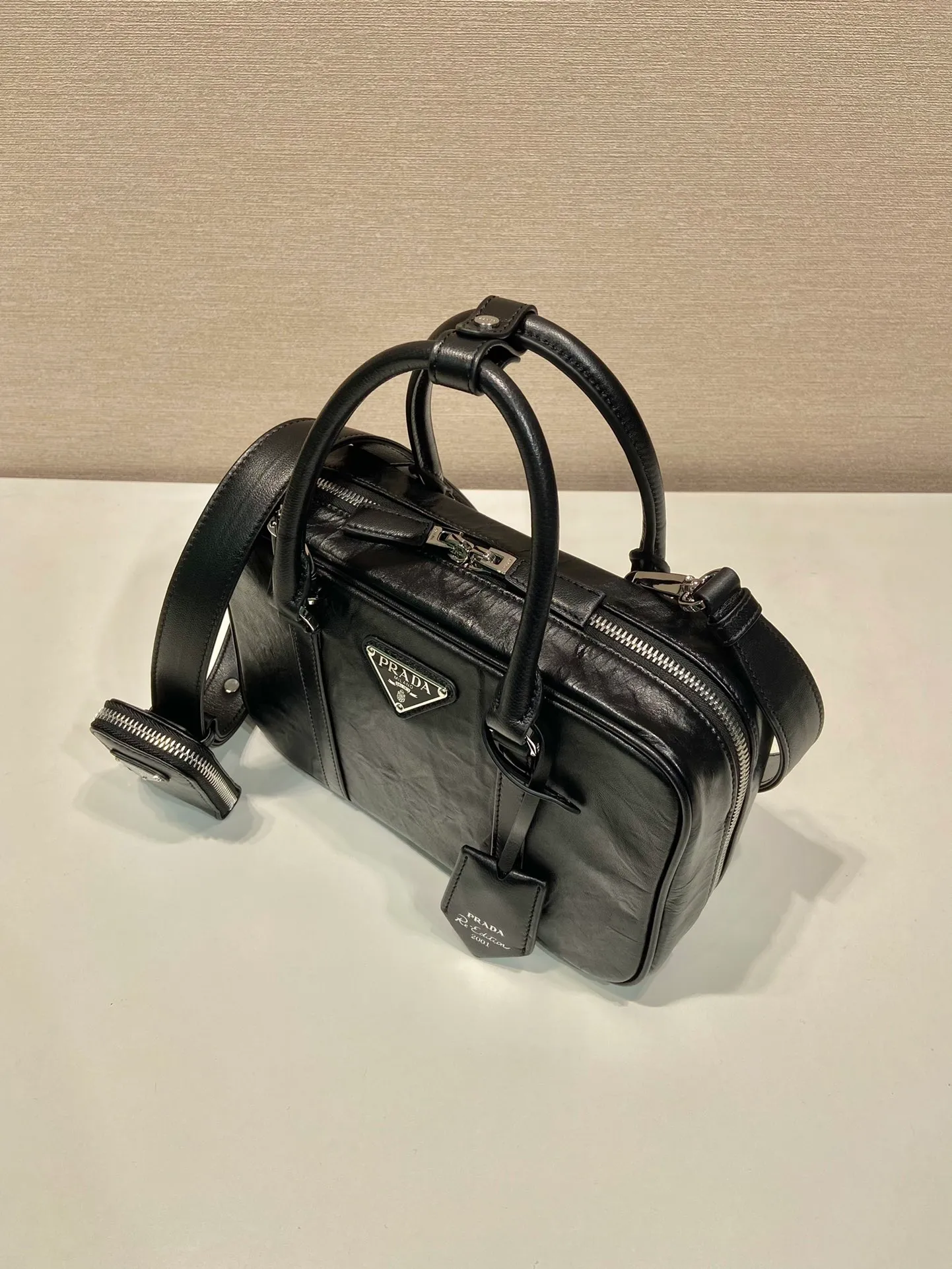 💰1800🎉New Boston🎉1BB092 catwalk model🎉🎉 This casual and classic handbag is made of soft sheep leather inside and outside. The hand-made pleat effect is particularly fashionable. It is equipped with a detachable long shoulder strap and a small coin purse with large capacity. It was also unveiled in the 2023 spring and summer series fashion show. The upper body effect must be eye-catching. Baby, hurry up and get it🎉🎉 Length 24x Height 15.5x Bottom 7cm