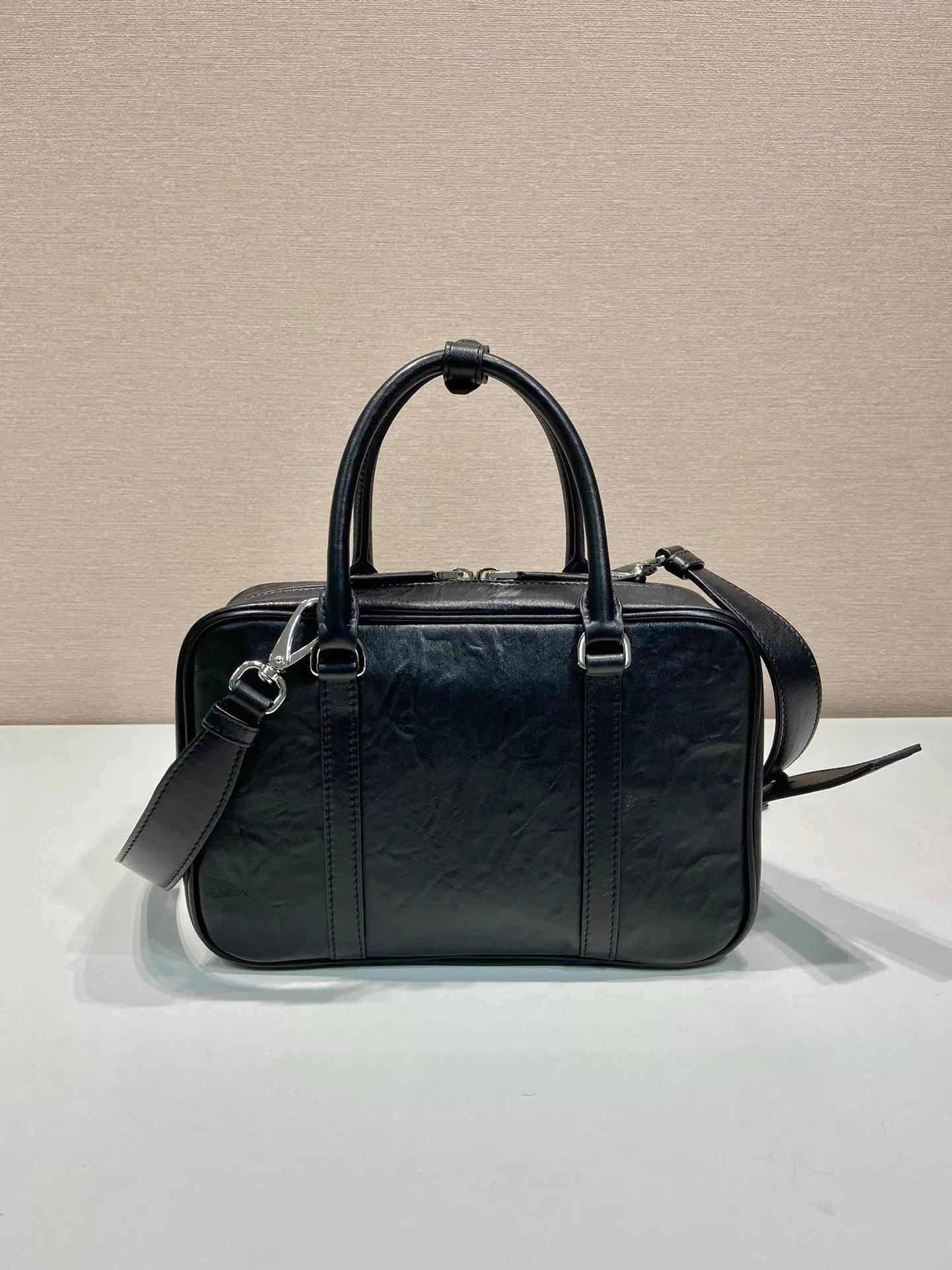 💰1800🎉New Boston🎉1BB092 catwalk model🎉🎉 This casual and classic handbag is made of soft sheep leather inside and outside. The hand-made pleat effect is particularly fashionable. It is equipped with a detachable long shoulder strap and a small coin purse with large capacity. It was also unveiled in the 2023 spring and summer series fashion show. The upper body effect must be eye-catching. Baby, hurry up and get it🎉🎉 Length 24x Height 15.5x Bottom 7cm