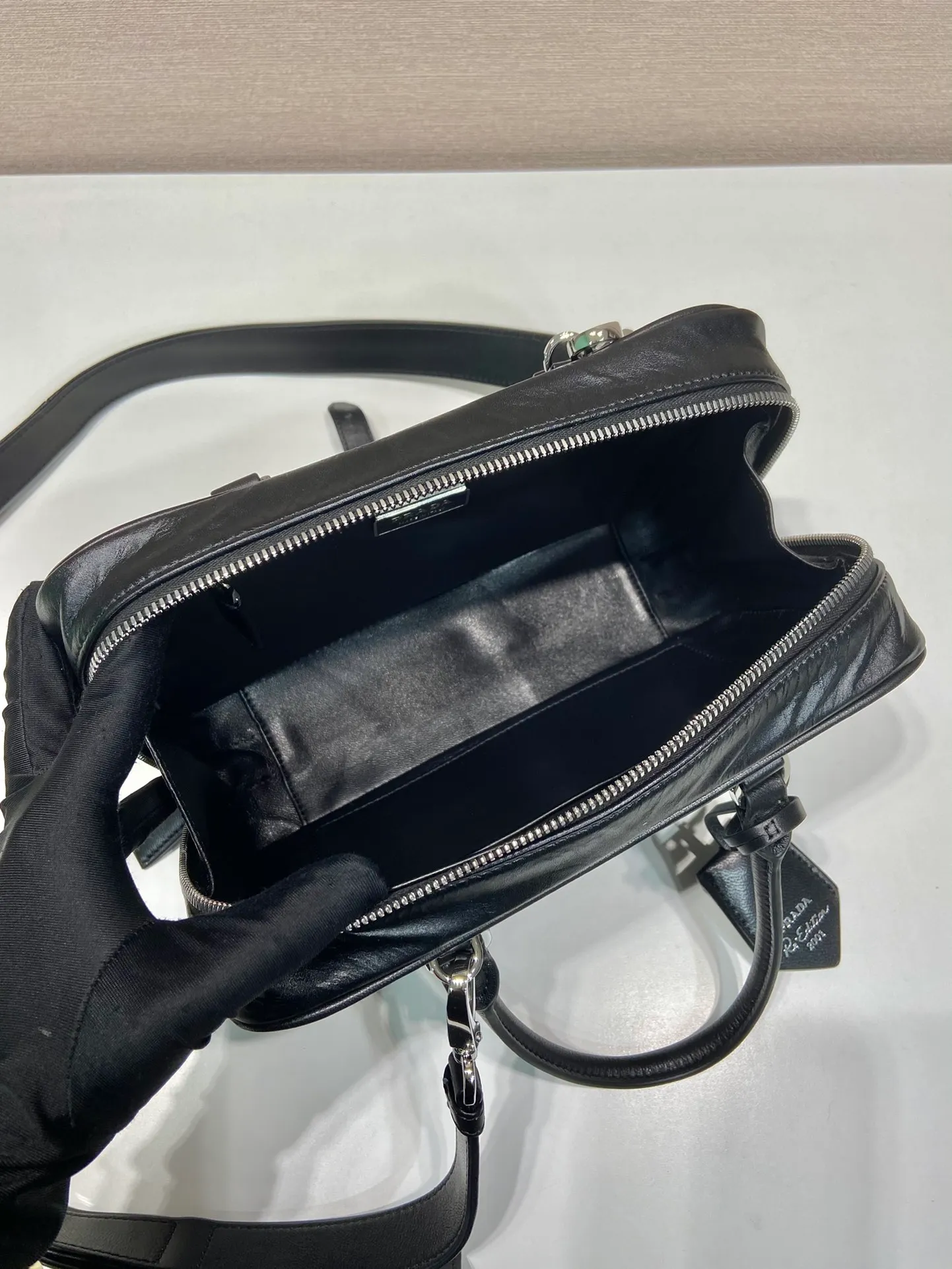 💰1800🎉New Boston🎉1BB092 catwalk model🎉🎉 This casual and classic handbag is made of soft sheep leather inside and outside. The hand-made pleat effect is particularly fashionable. It is equipped with a detachable long shoulder strap and a small coin purse with large capacity. It was also unveiled in the 2023 spring and summer series fashion show. The upper body effect must be eye-catching. Baby, hurry up and get it🎉🎉 Length 24x Height 15.5x Bottom 7cm