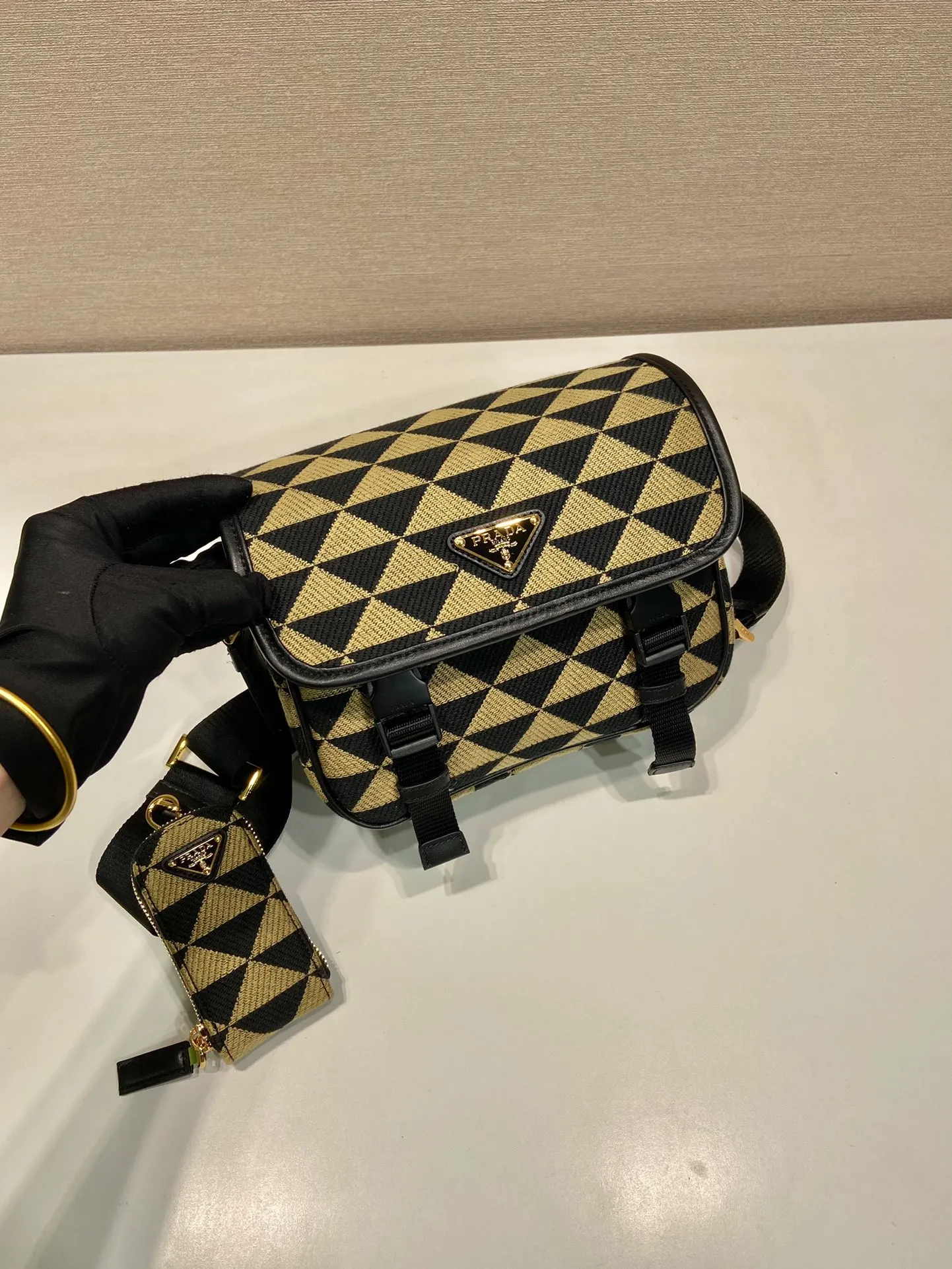 💰1500🎉Embroidered fabric messenger bag🎉2VD034🎉🎉 This embroidered messenger bag is made of imported saffiano leather and unique embroidered fabric fabric🎉🎉The geometric design is transformed into exquisite modernist patterns, playing with contrasting colors, and equipped with a detachable and adjustable nylon webbing shoulder strap. The upper body effect is very cool. It is suitable for both men and women. If you like babies, hurry up and get it.🎉🎉l Length 22x Height 16x Bottom 8.5cm