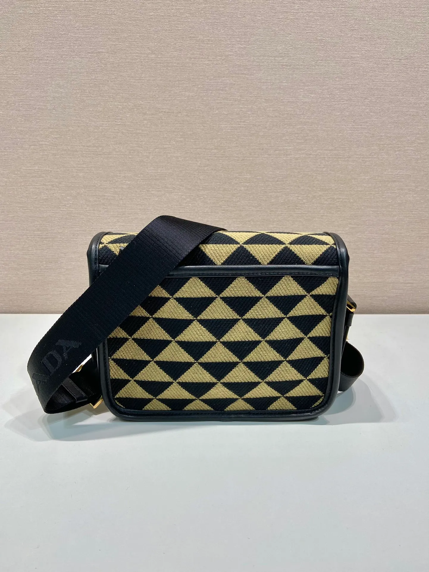 💰1500🎉Embroidered fabric messenger bag🎉2VD034🎉🎉 This embroidered messenger bag is made of imported saffiano leather and unique embroidered fabric fabric🎉🎉The geometric design is transformed into exquisite modernist patterns, playing with contrasting colors, and equipped with a detachable and adjustable nylon webbing shoulder strap. The upper body effect is very cool. It is suitable for both men and women. If you like babies, hurry up and get it.🎉🎉l Length 22x Height 16x Bottom 8.5cm