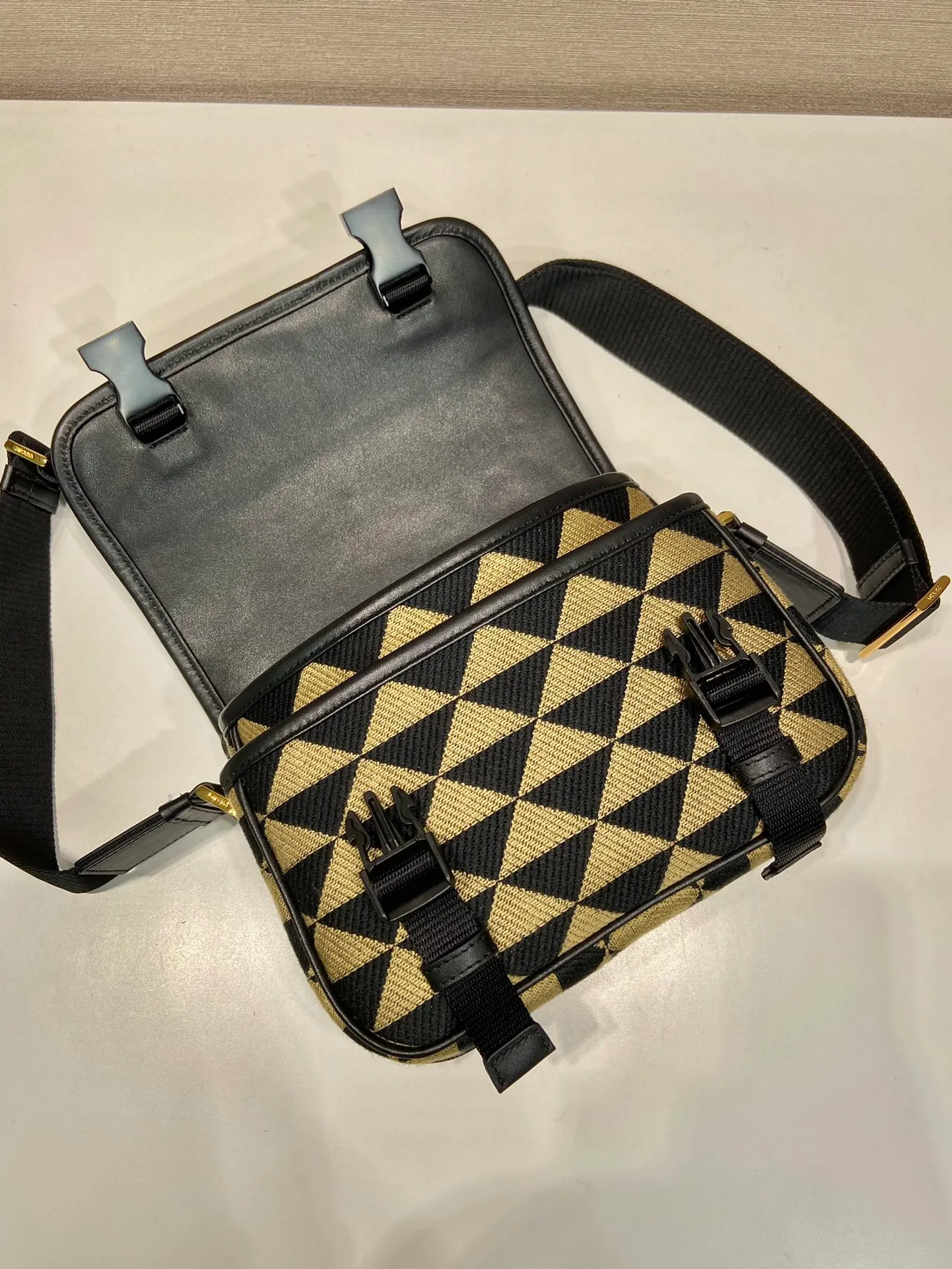 💰1500🎉Embroidered fabric messenger bag🎉2VD034🎉🎉 This embroidered messenger bag is made of imported saffiano leather and unique embroidered fabric fabric🎉🎉The geometric design is transformed into exquisite modernist patterns, playing with contrasting colors, and equipped with a detachable and adjustable nylon webbing shoulder strap. The upper body effect is very cool. It is suitable for both men and women. If you like babies, hurry up and get it.🎉🎉l Length 22x Height 16x Bottom 8.5cm
